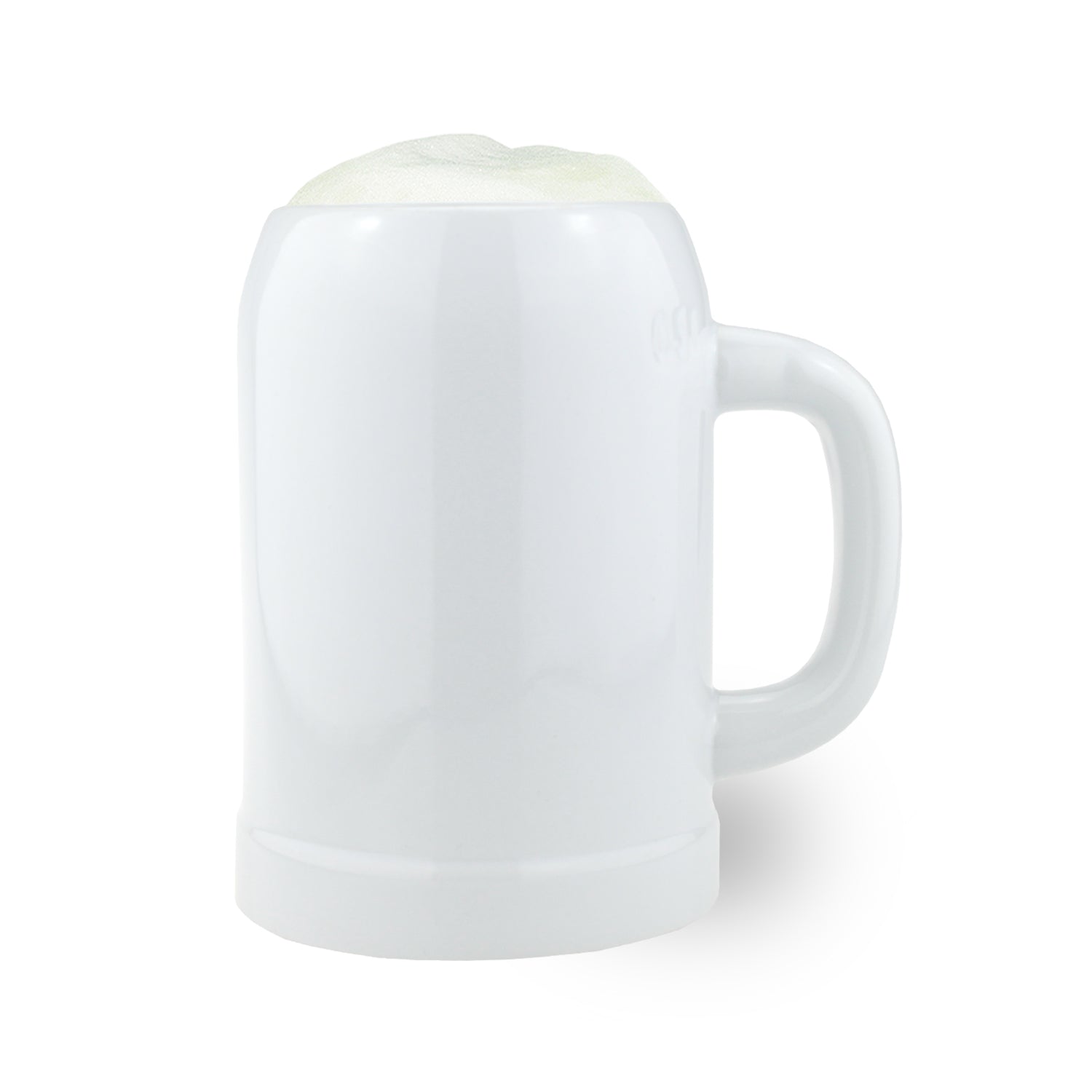 Weißer Keramik-Bierkrug mit Griff, personalisierbar für Wunschname, gefüllt mit leicht schäumendem Getränk.