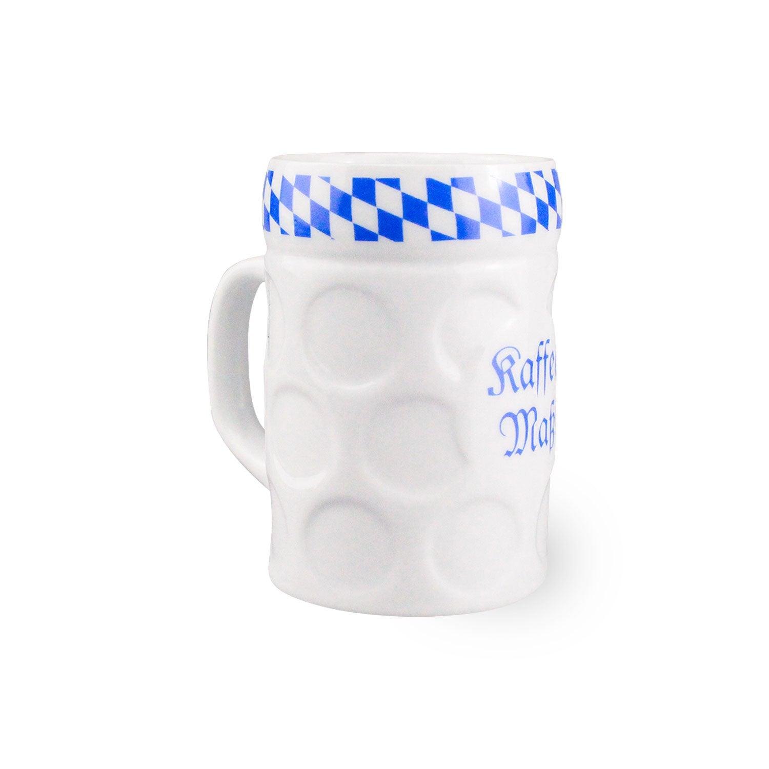 Weiße Porzellantasse in Bierkrugform mit blauem Rautenmuster und bayerischem Schriftzug, 250 ml Fassungsvermögen.