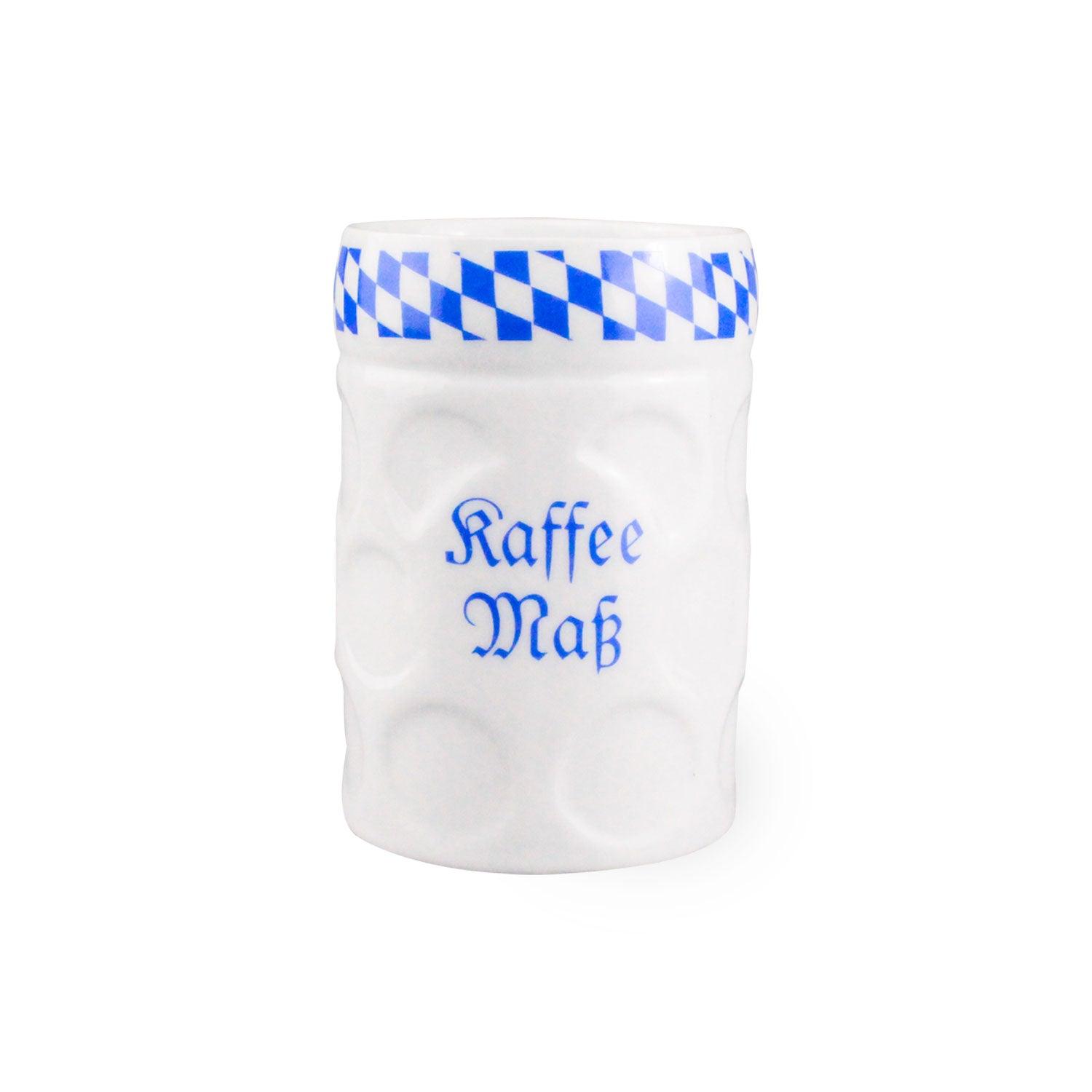 Tasse in Form eines Biermaßkrugs mit Henkel, weiß-blauem Rautenmuster und goldfarbenem Schriftzug; Keramik.