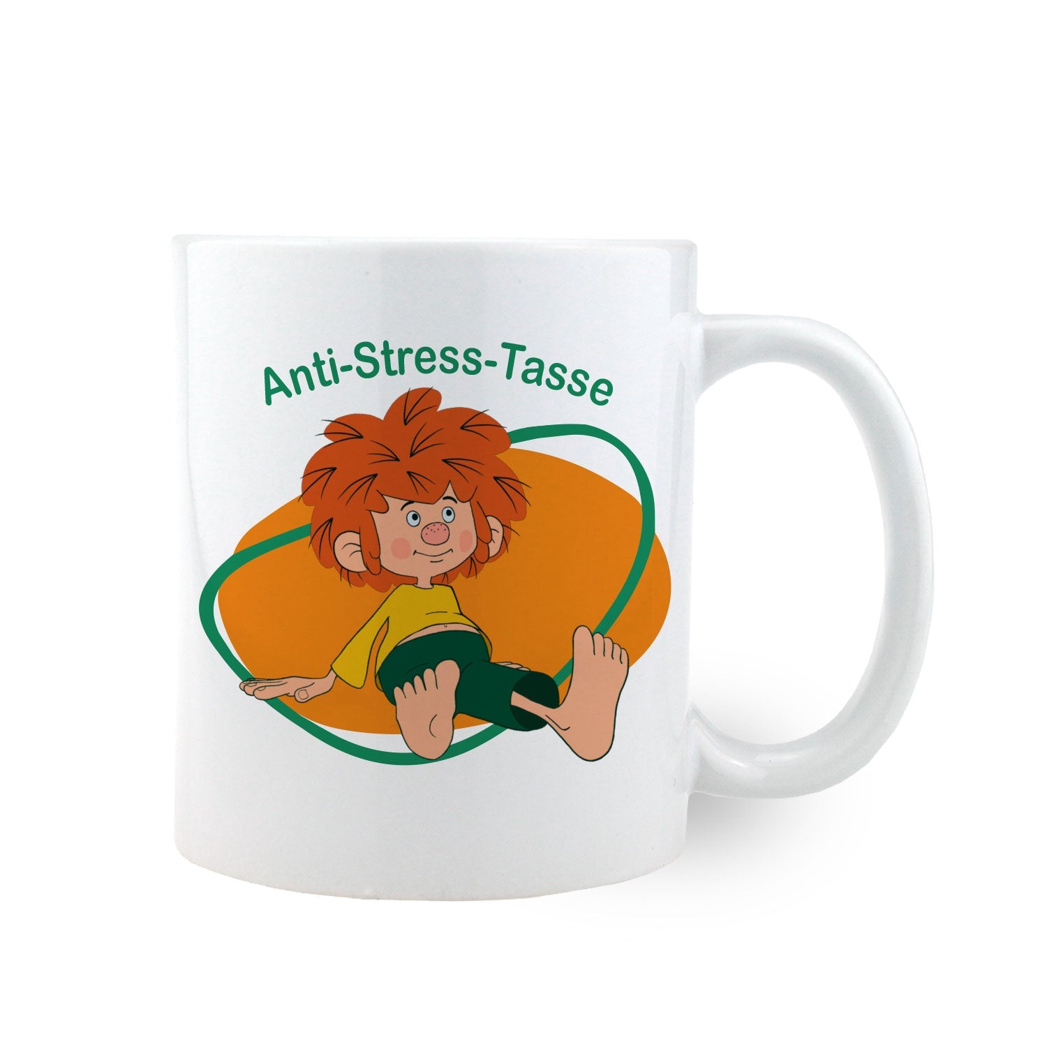 Pumuckl Anti-Stress-Tasse mit fröhlichem Pumuckl sitzend auf orangefarbenem Hintergrund, weißer Keramikbecher.