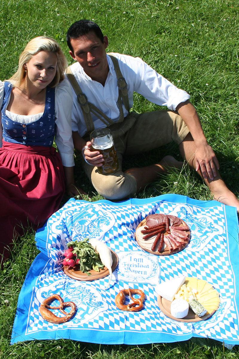 Bayerische Tischdecke mit klassischem Rautenmuster in Weiß und Mittelblau aus 100 % Baumwolle, quadratisch.
