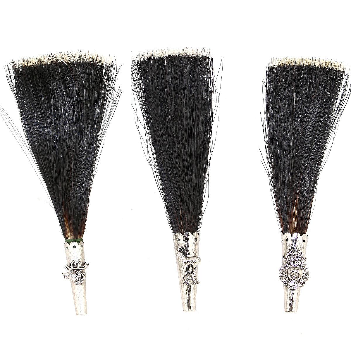 Traditioneller Gamsbart mit dunklen Borsten, fächerförmig gebunden, ca. 13 cm, Metallhülse mit Motiv.