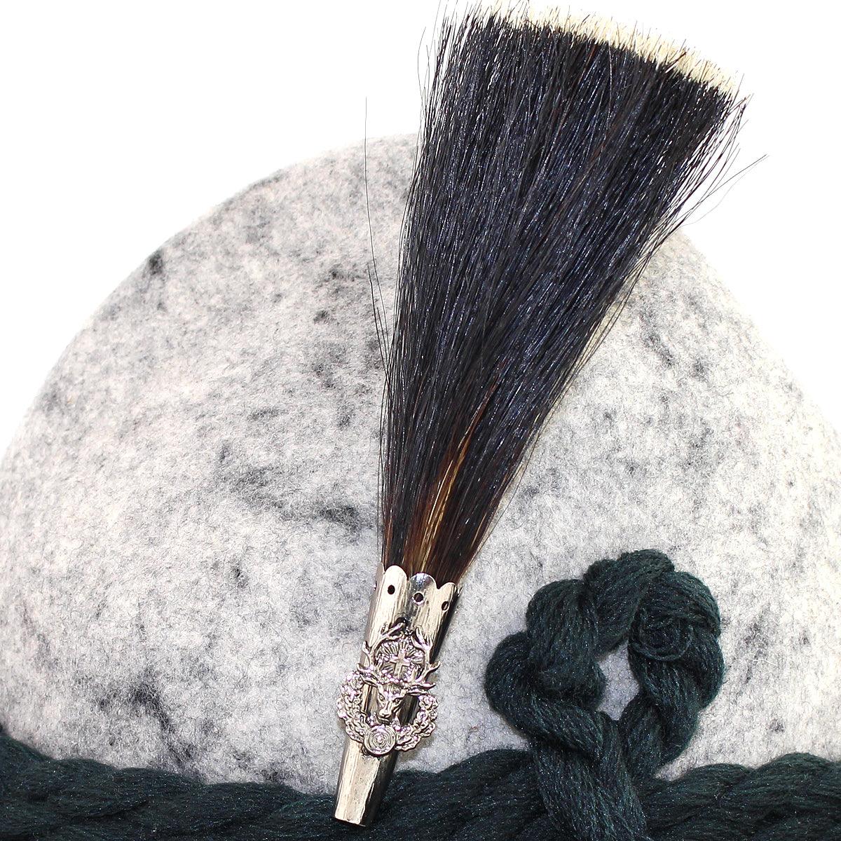 Traditioneller Gamsbart in fächerförmiger Anordnung mit schwarzem Borstenansatz und verzierter Metallhülse, ca. 13 cm.