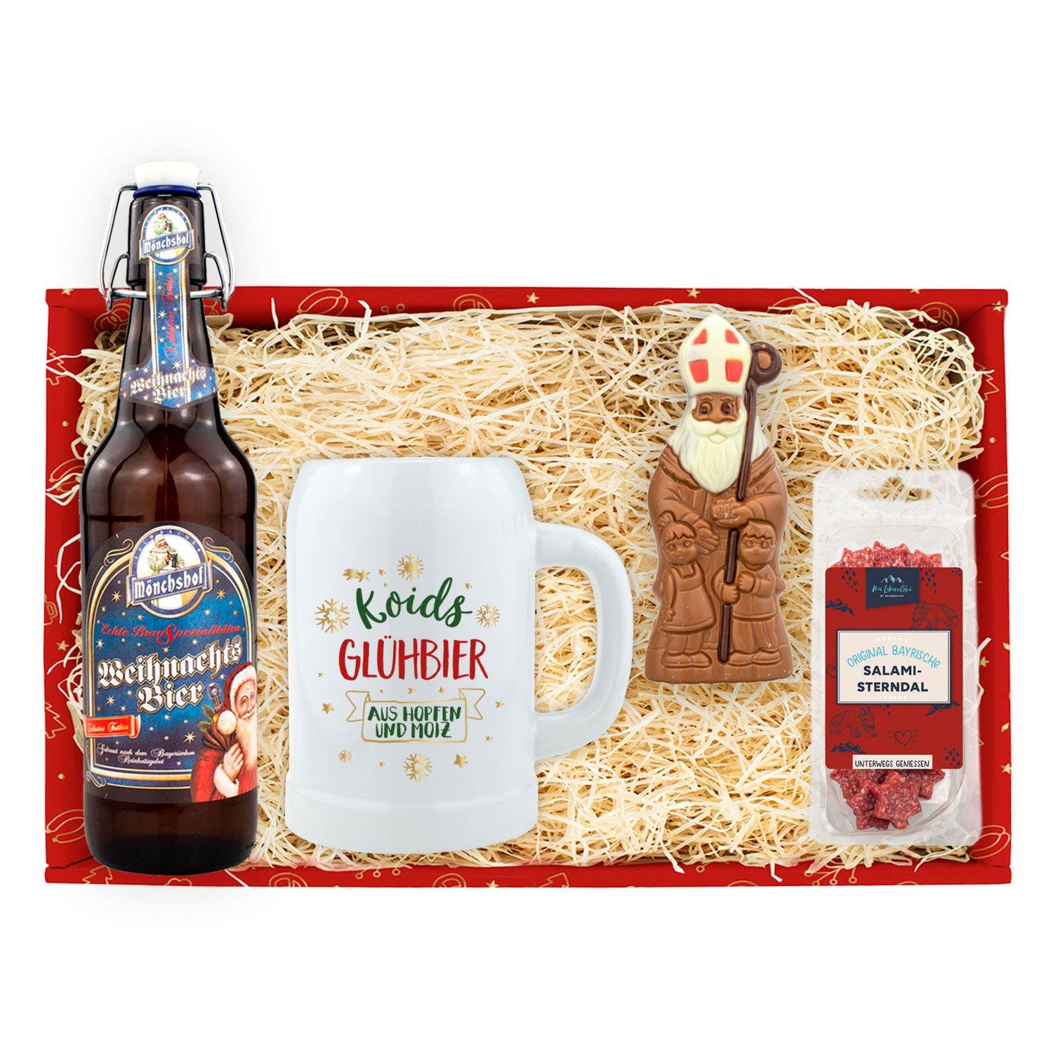 Weihnachtsbier, gläserner Glühbier-Krug mit weißem Schriftzug und Schoko-Nikolaus in Tracht.