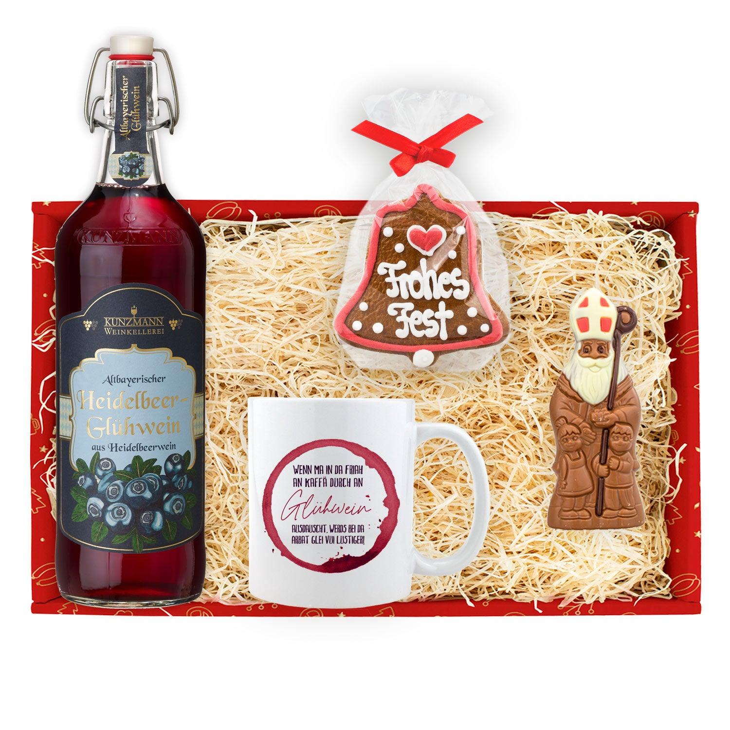 Geschenkbox mit Heidelbeer-Glühwein in Glasflasche, Keramikbecher mit Glühwein-Schriftzug und Schoko-Nikolaus.