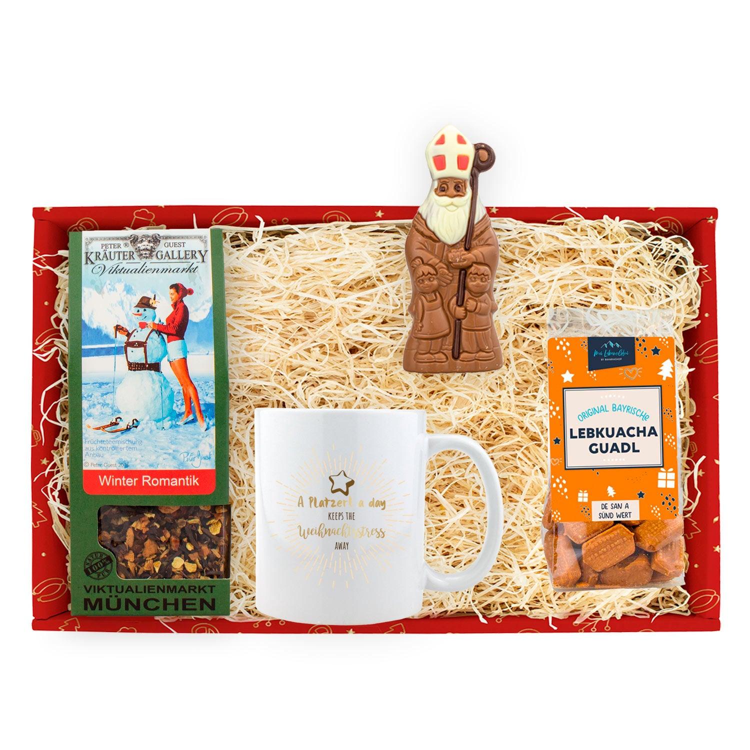 Geschenkset mit weißem Haferl „Platzerl“, braunem Schoko-Nikolaus und Wintertee im Kraftpapierbeutel.