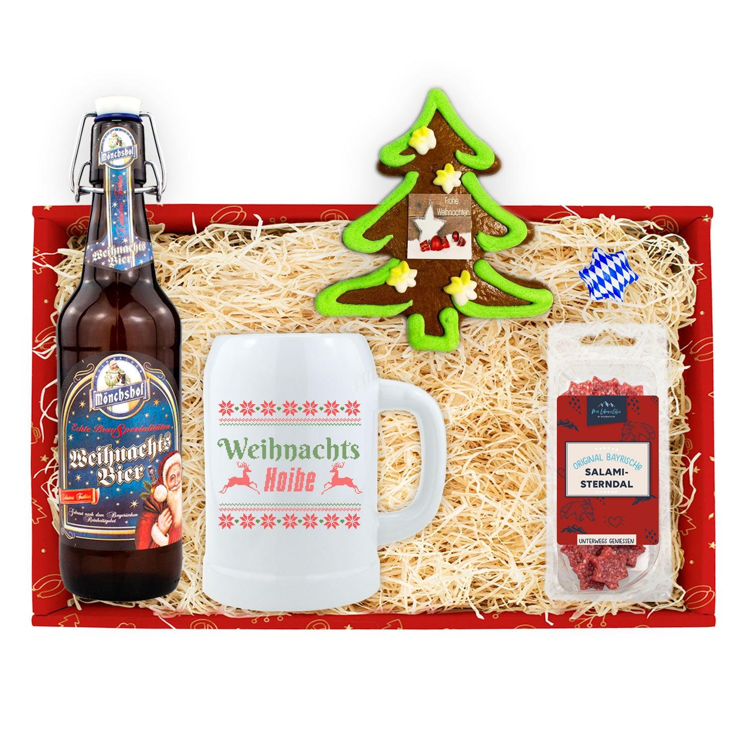 Weihnachtsbier in Glasflasche, Bierkrug mit rotem Weihnachtsmotiv, Salami, Brezn und Brotzeit in Holzoptikbox.
