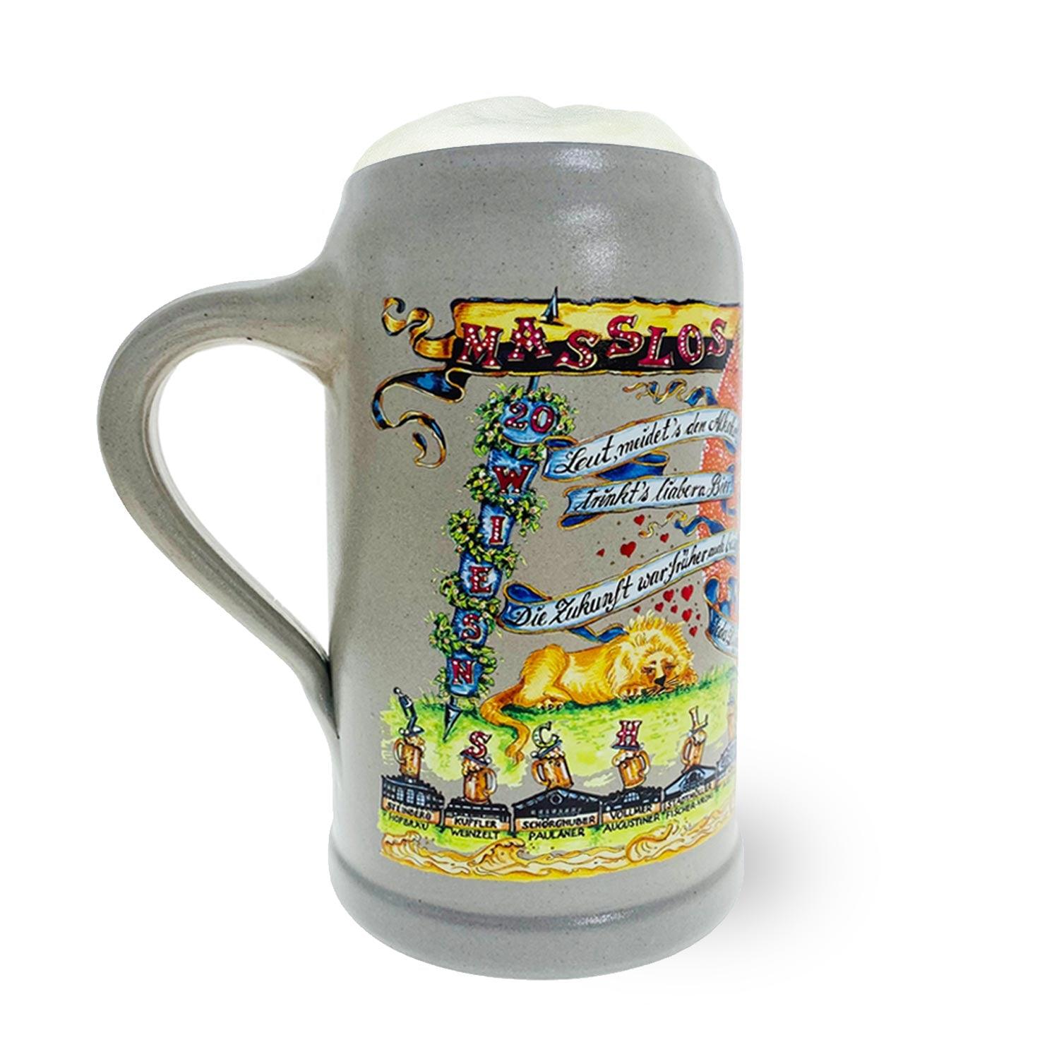 Steinkrug mit Henkel, dekoriert mit farbigem Wiesn-Motiv und Jahreszahl 2020/2021, Füllmenge 1,0 Liter.