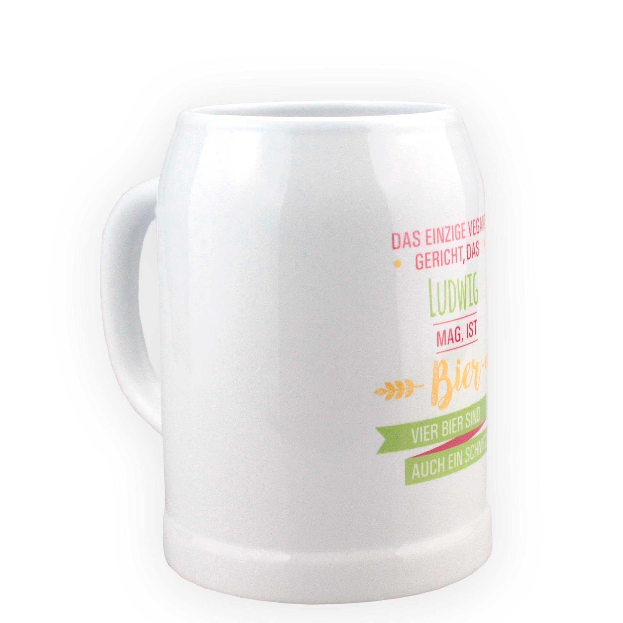 Halbliter-Bierkrug aus Keramik mit Henkel, graviertem "Schnitzel"-Motiv und individuell wählbarem Namen.