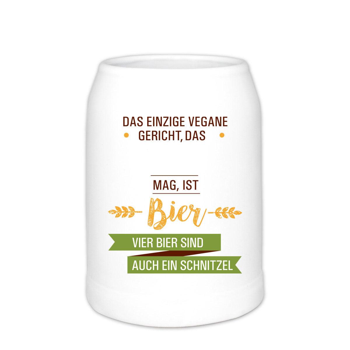 Halbliter-Keramikkrug mit Henkel, cremeweiß glasiert, graviert mit „Schnitzel“ und personalisiertem Namensschriftzug.