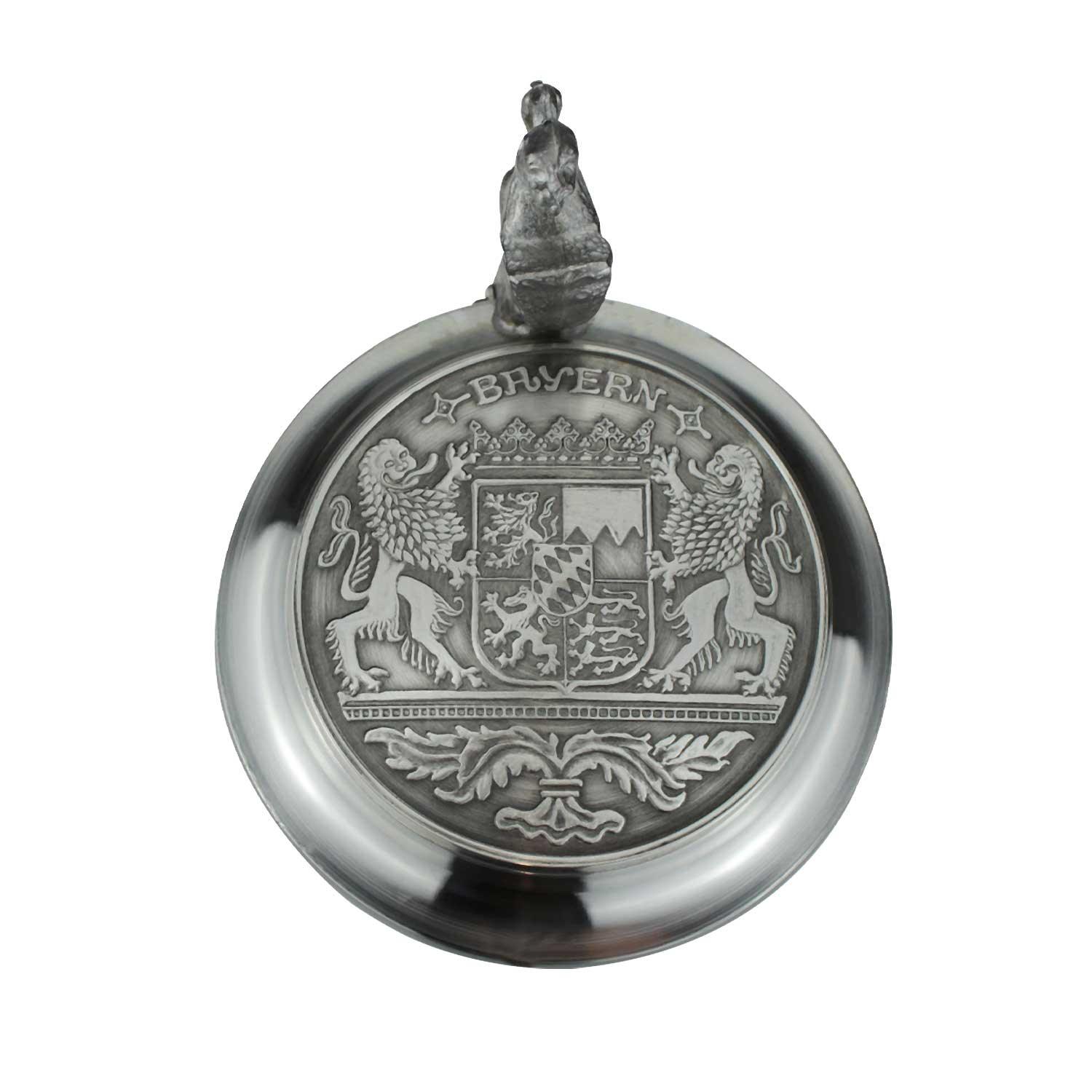 Zinndeckel in silberner Optik mit Bayernwappen, gewölbter Form und Klammer zum Aufstecken auf Biergläser.