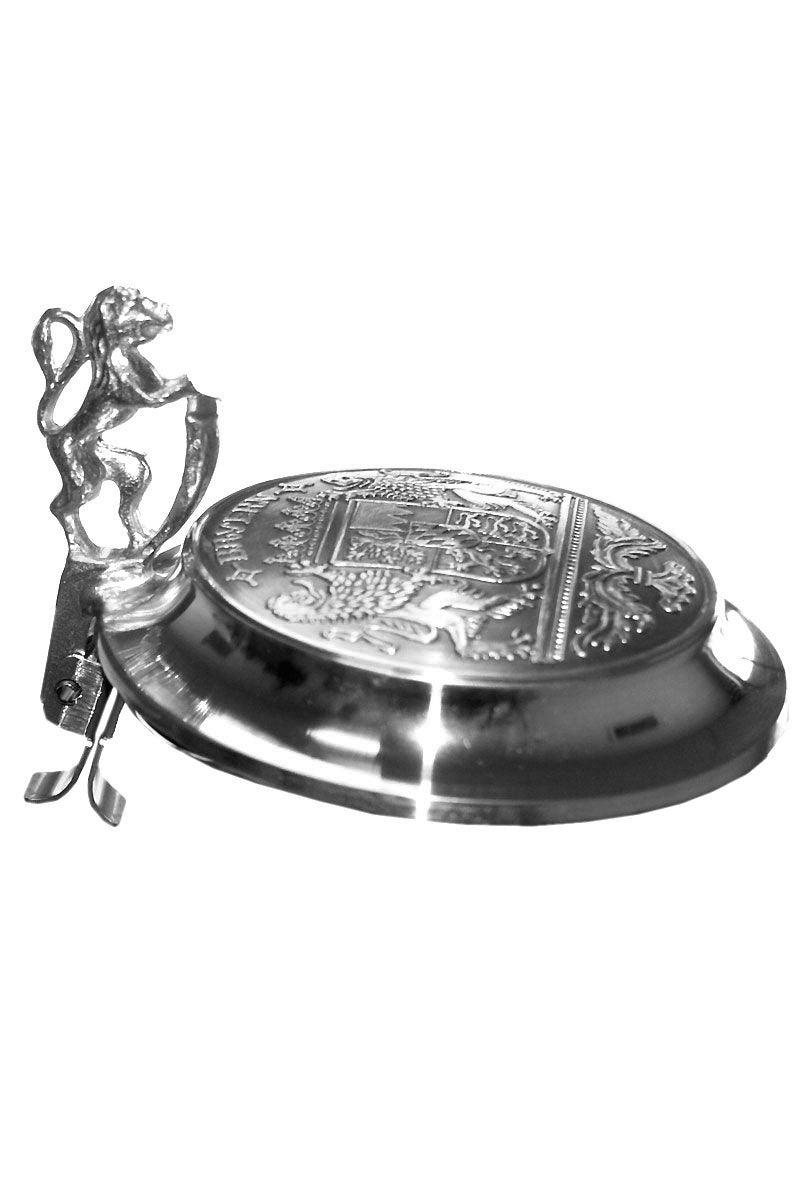 Zinndeckel zum Aufstecken mit detailreichem Bayernwappen, silberfarben, rund, mit Klammer zur Befestigung.