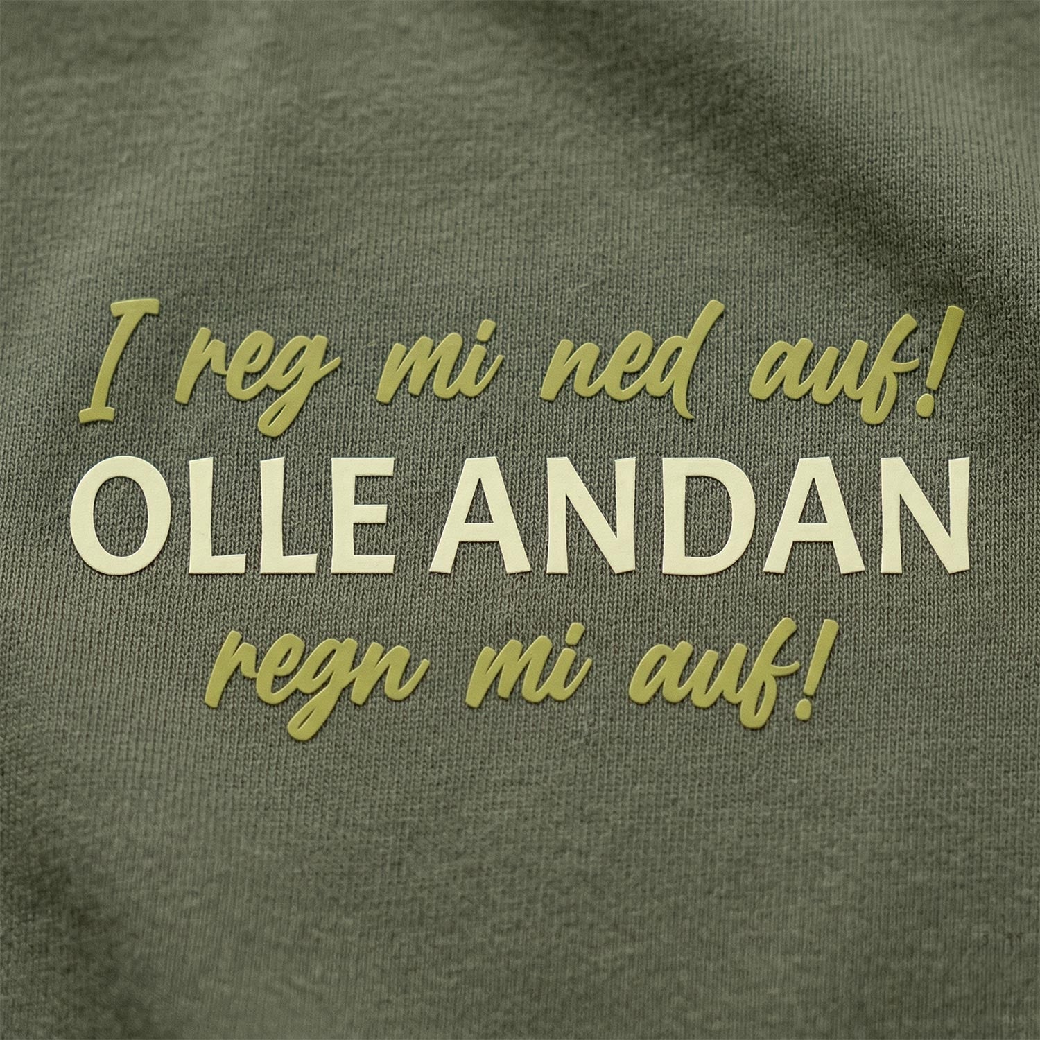 Khakifarbener Hoodie mit weißem und limettengrünem Print Spruch "I reg mi ned auf! OLLE ANDAN regn mi auf!".