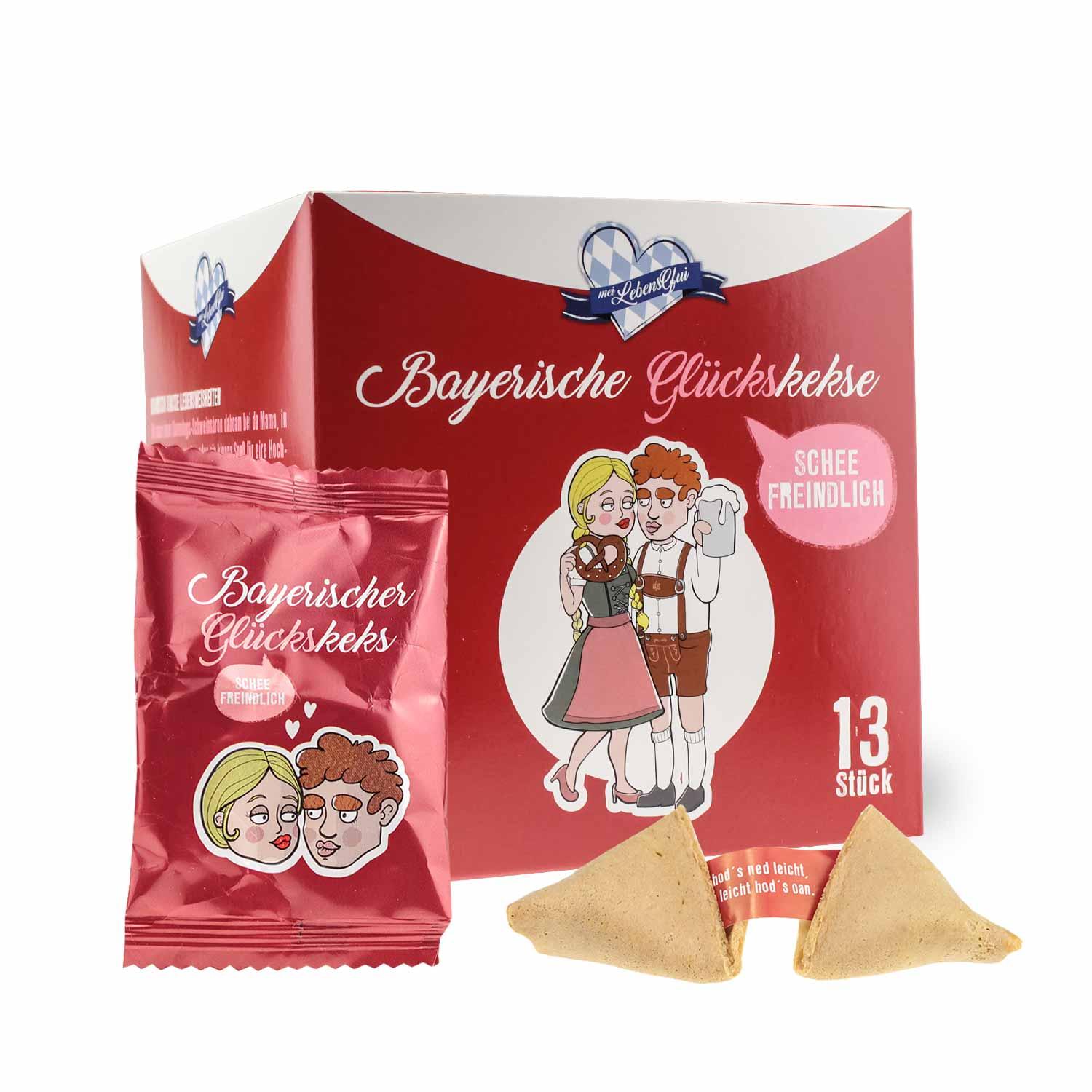 Designbox in Braun mit blau-weißem Rautenmuster, Aufdruck „schee freindlich“, daneben 13 einzeln verpackte Kekse.