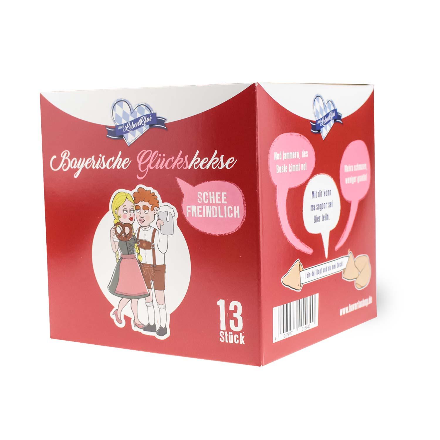 Designbox in Weiß mit bayerisch-blauem Rautenmuster, Aufdruck „schee freindlich“, darin einzeln verpackte Kekse.