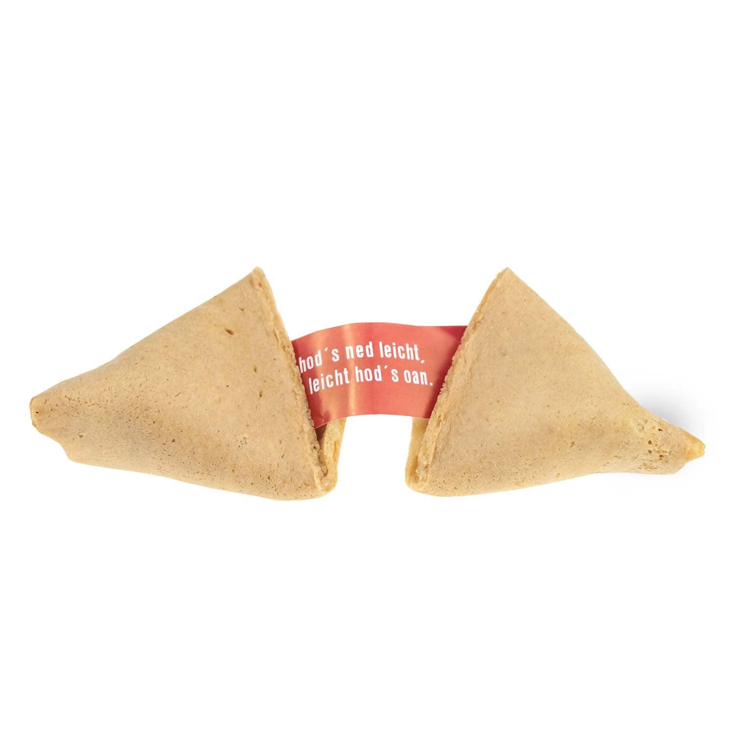 Designbox in Blau mit weißem Schriftzug „schee freindlich“, daneben 13 einzeln verpackte Glückskekse in Naturfarbe.