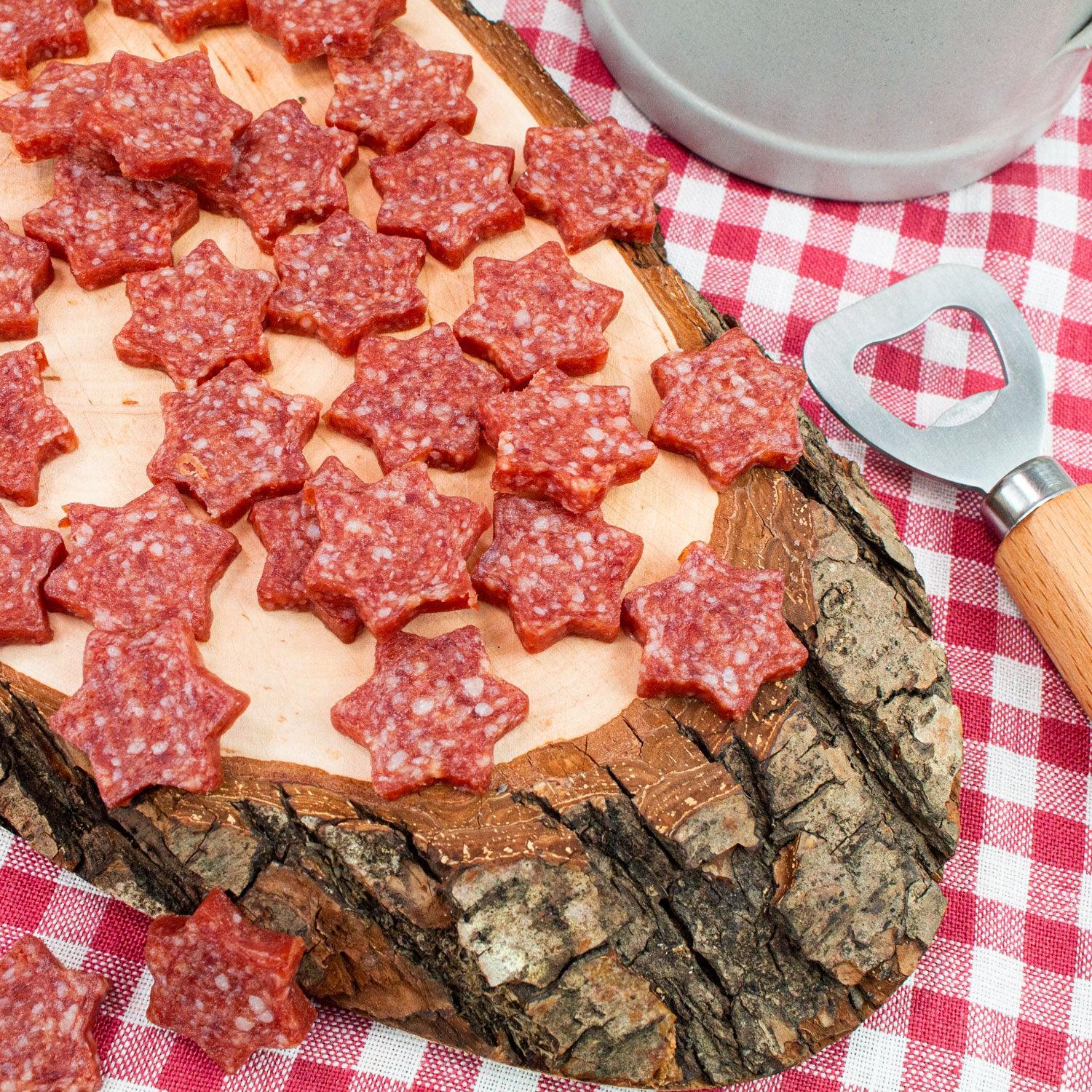 Herzhaft gewürzte Salami in Sternform, dunkelrot mit feiner Marmorierung, ca. 50 g Packungsinhalt.