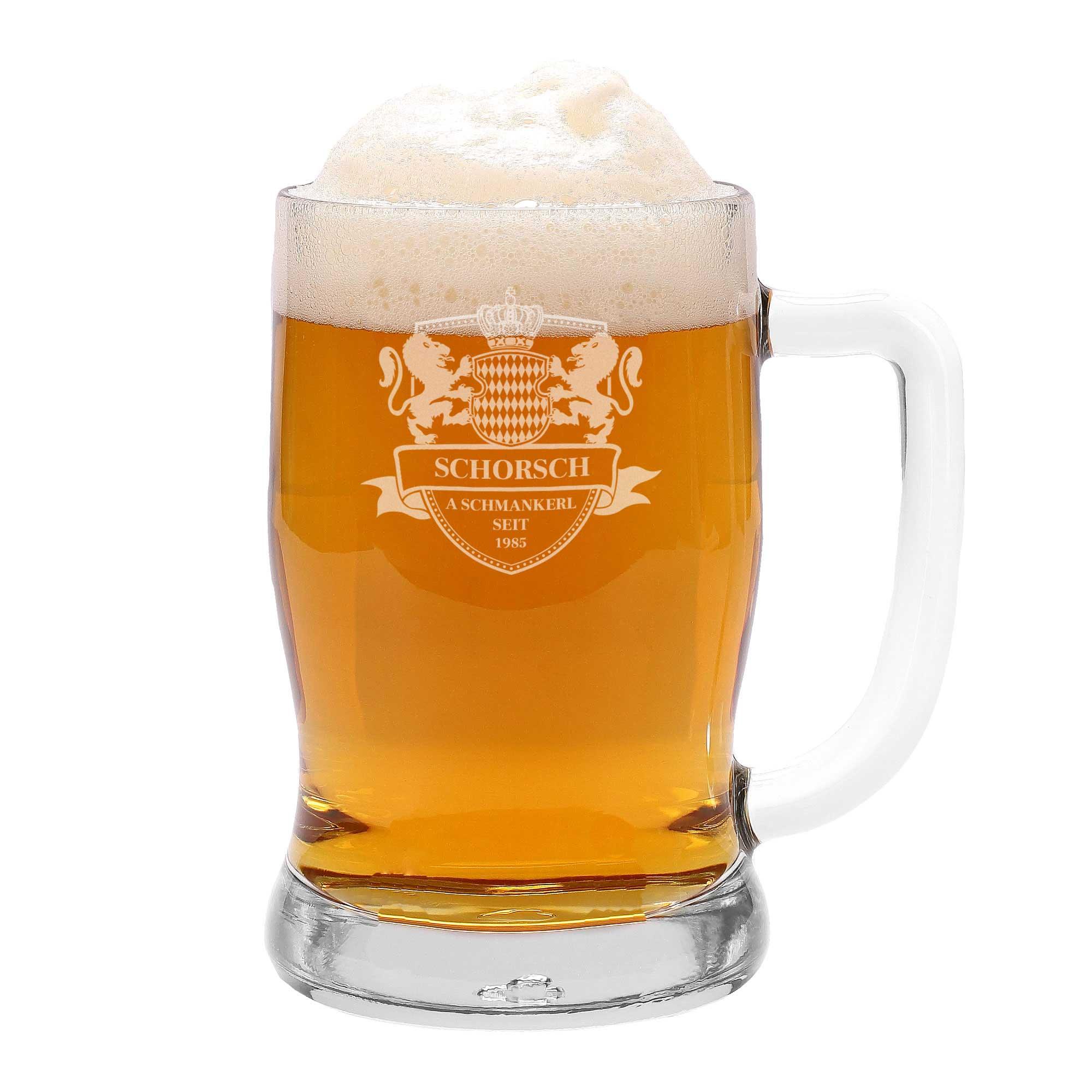 Klarglänzender Bierkrug aus Glas mit graviertem Wunschname und Geburtsjahr in verschnörkelter Schrift, 0,5 l.