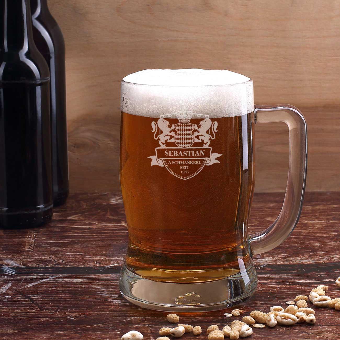 Transparentes Bierglas mit graviertem Wunschnamen und Geburtsjahr in Weiß, zylindrische Form, 0,5 Liter, spülmaschinengeeignet.