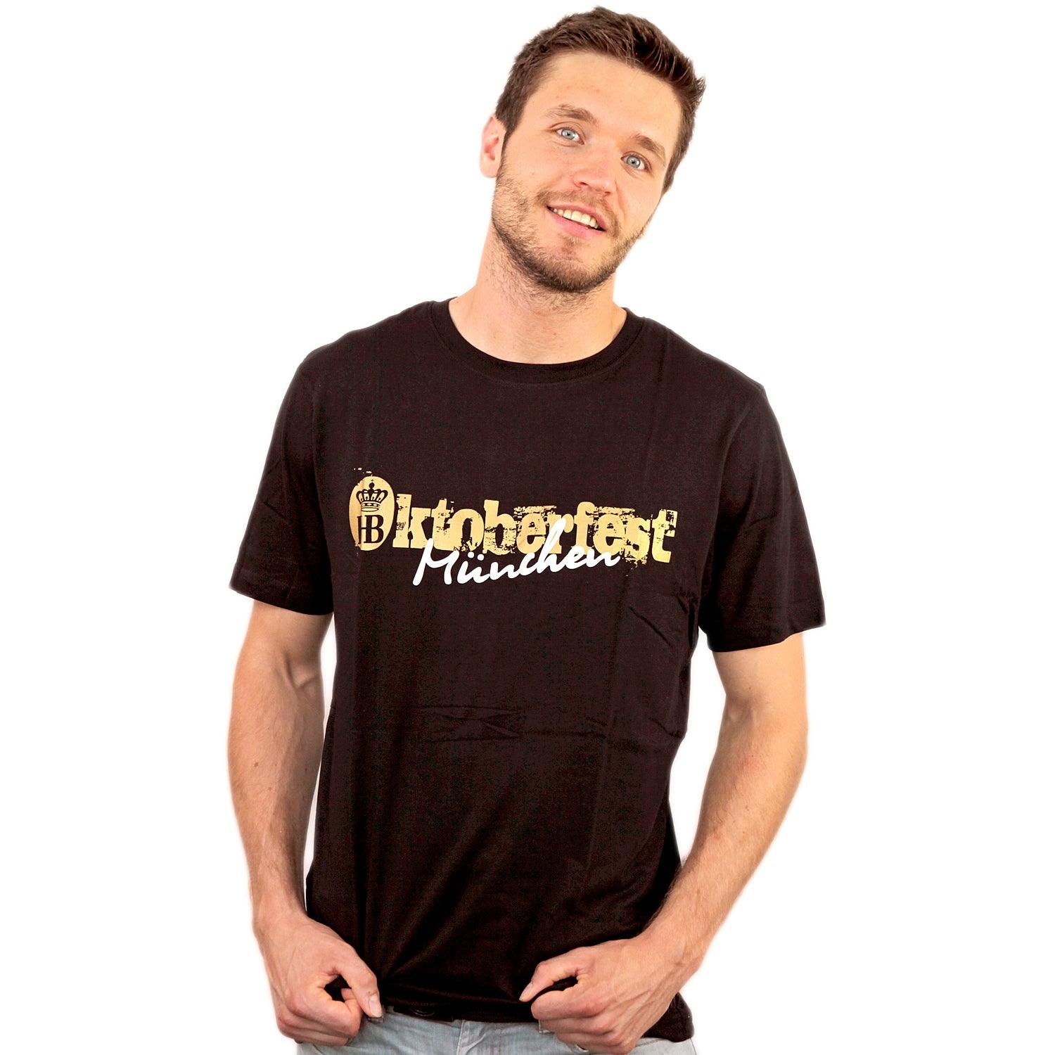 Schwarzes T-Shirt mit goldenem Schriftzug „Oktoberfest München“ im Used-Look, aus 100 % Baumwolle.