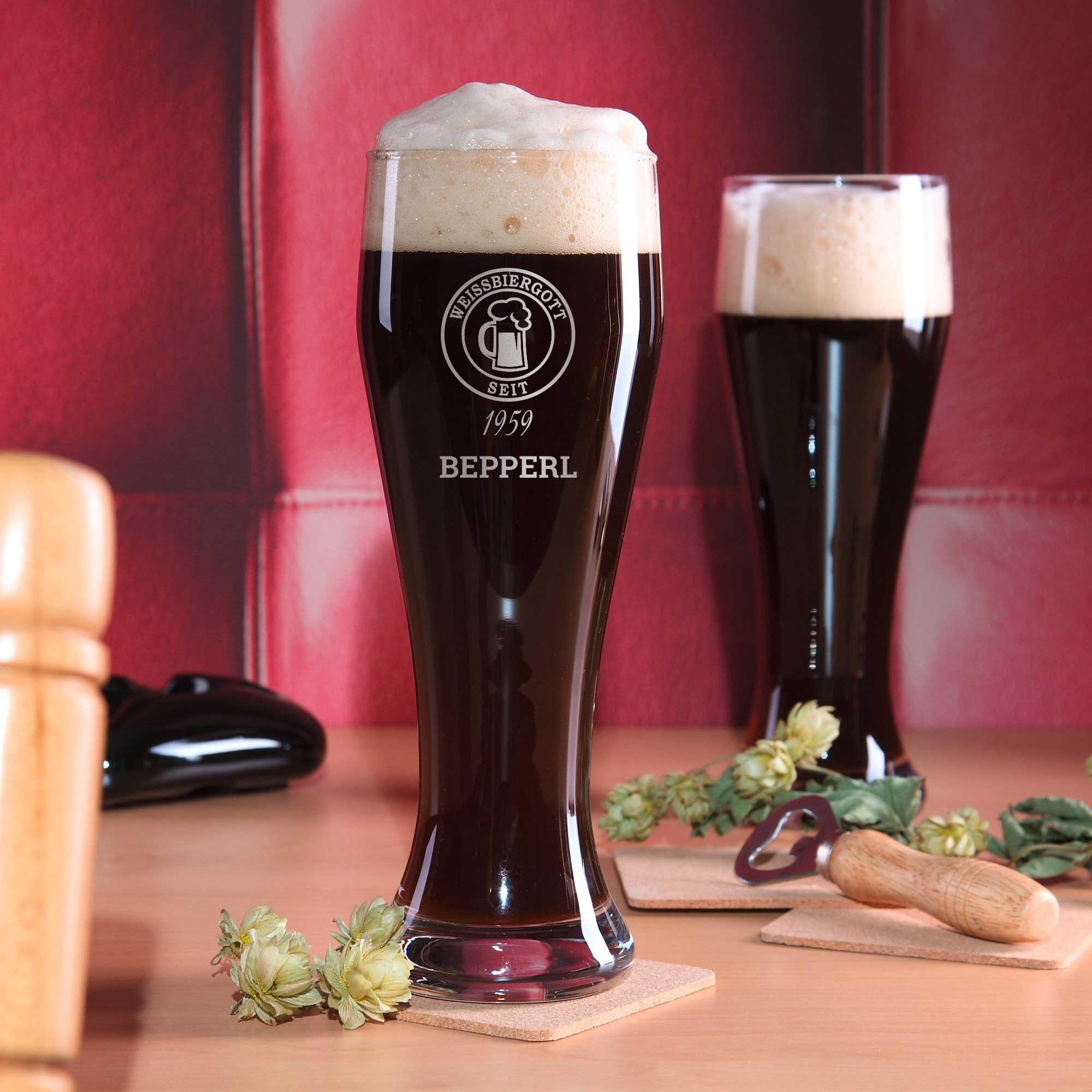 Klares Weißbierglas mit graviertem Schriftzug „Weißbiergott“ und individualisierbarem Namen, schlanke Tulpenform, 0,5 l.