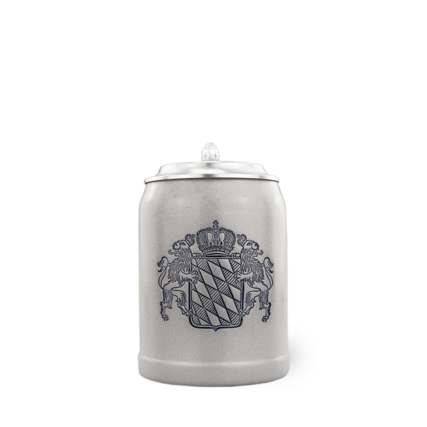 Grauer Bierkrug aus Keramik mit aufgedrucktem blauem bayerischem Wappen und Zinndeckel.
