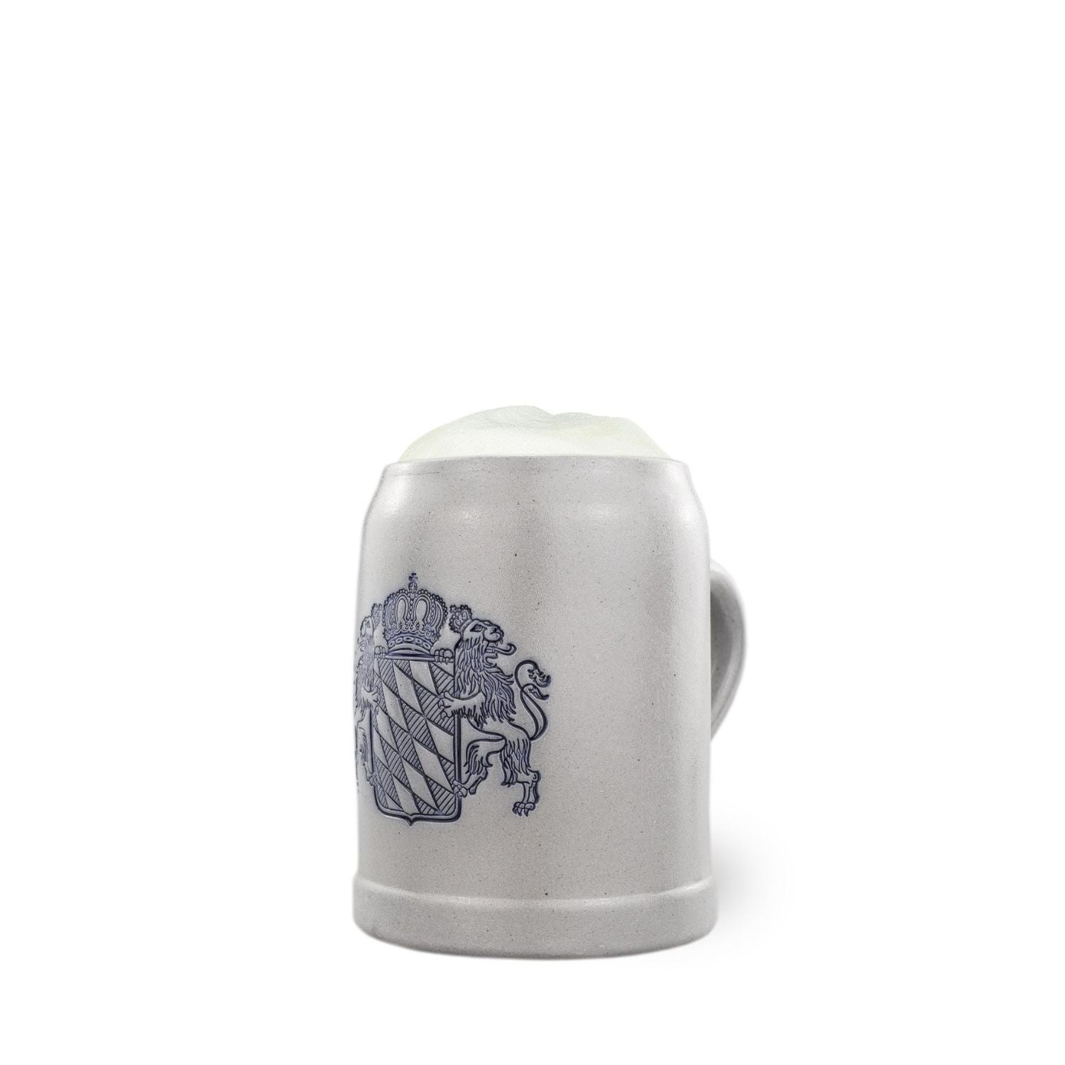 Premium Bierkrug mit blauem bayerischem Wappen, grauer Keramik und leicht schäumender Bierkrone