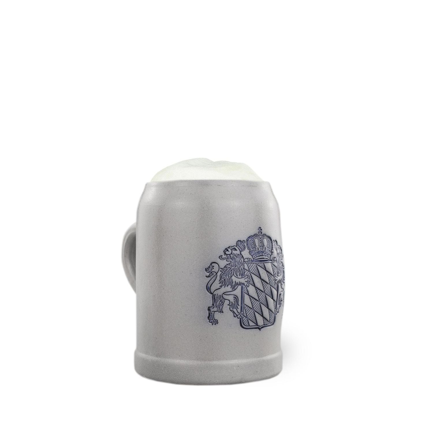 Grauer Keramik-Bierkrug mit detailliertem blauen Bayernwappen, gefüllt mit frischem Bierschaum.