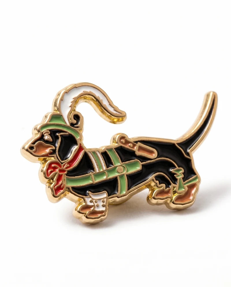 Bunter Emaille Pin Dackel in Lederhose mit grünem Hut, Feder und roter Fliege. Lustiges Trachten-Anstecknadel.