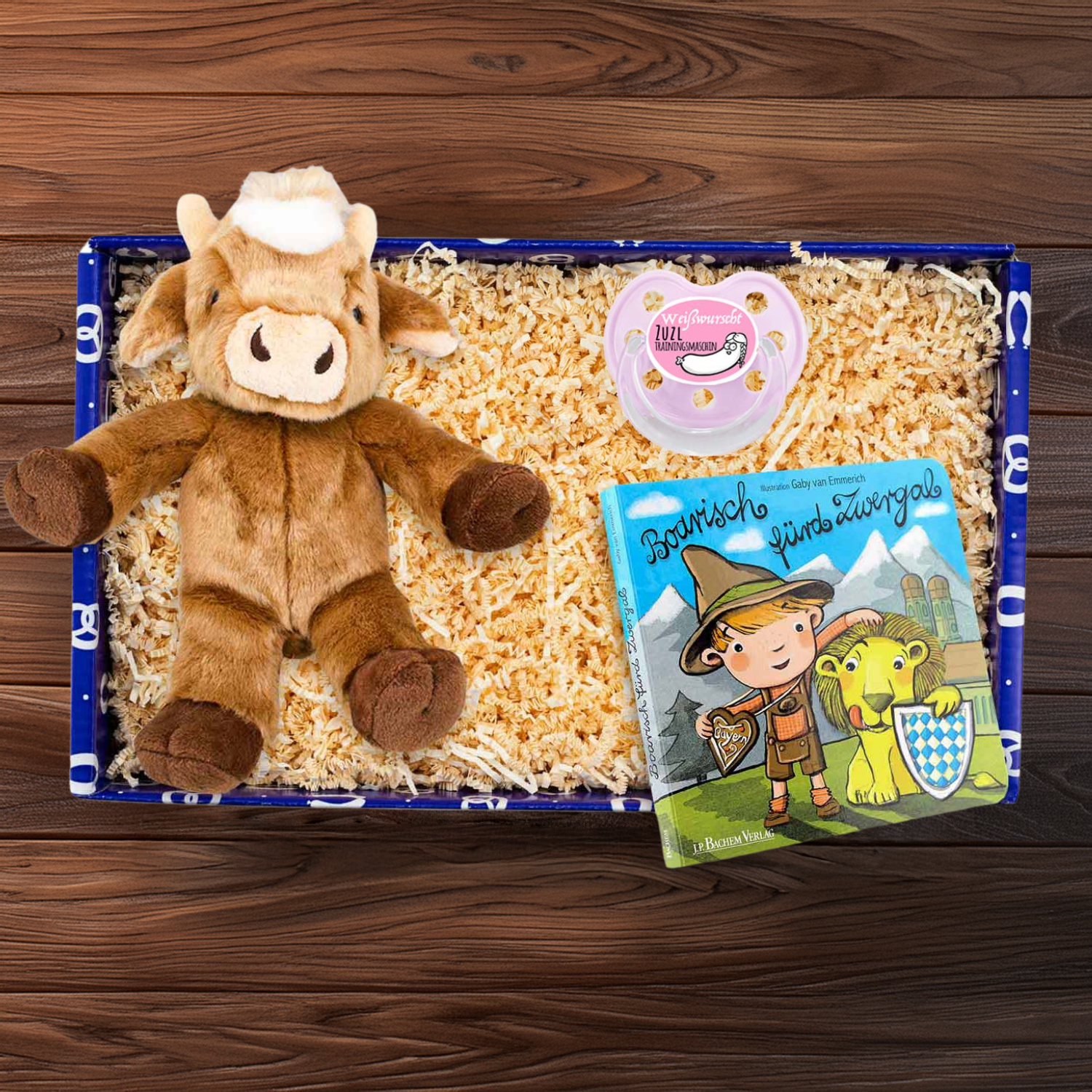Geschenkset mit Plüsch-Kuh, Holz-Weißwursttrainer, bayerischem Babybuch; Farben: Rosa, Beige, Naturholz.
