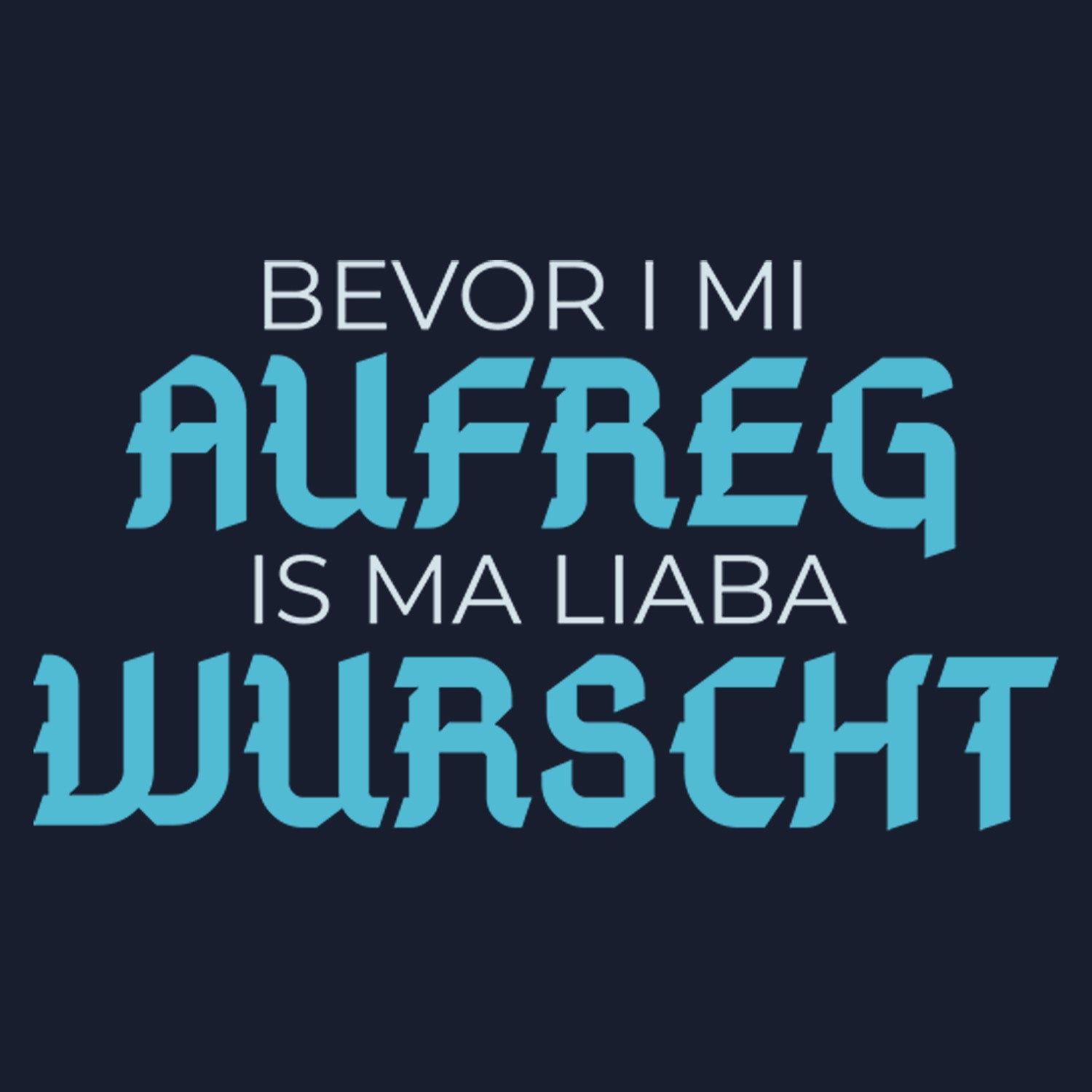 Hoodie "Bevor i mi aufreg..." mit blau-weißem Statement-Spruch auf dunklem Stoff. Textdesign des Bayern-Hoodies.