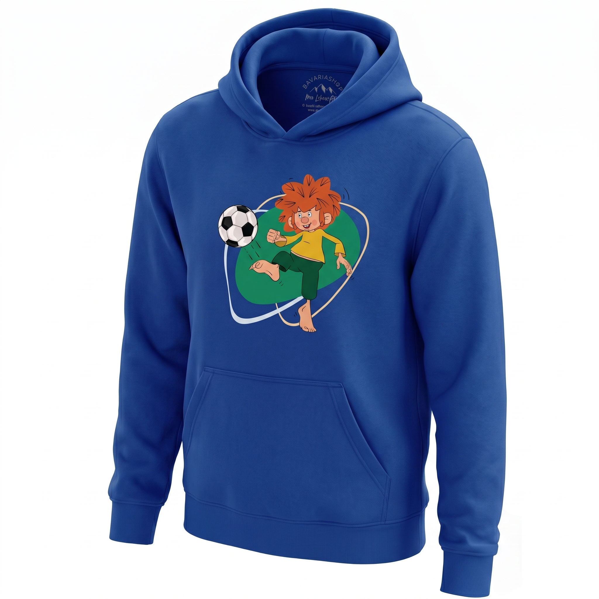 Blauer Kinder-Hoodie mit Pumuckl Fußball-Aufdruck, rotem Haar und nackten Füßen, die einen Ball kicken.