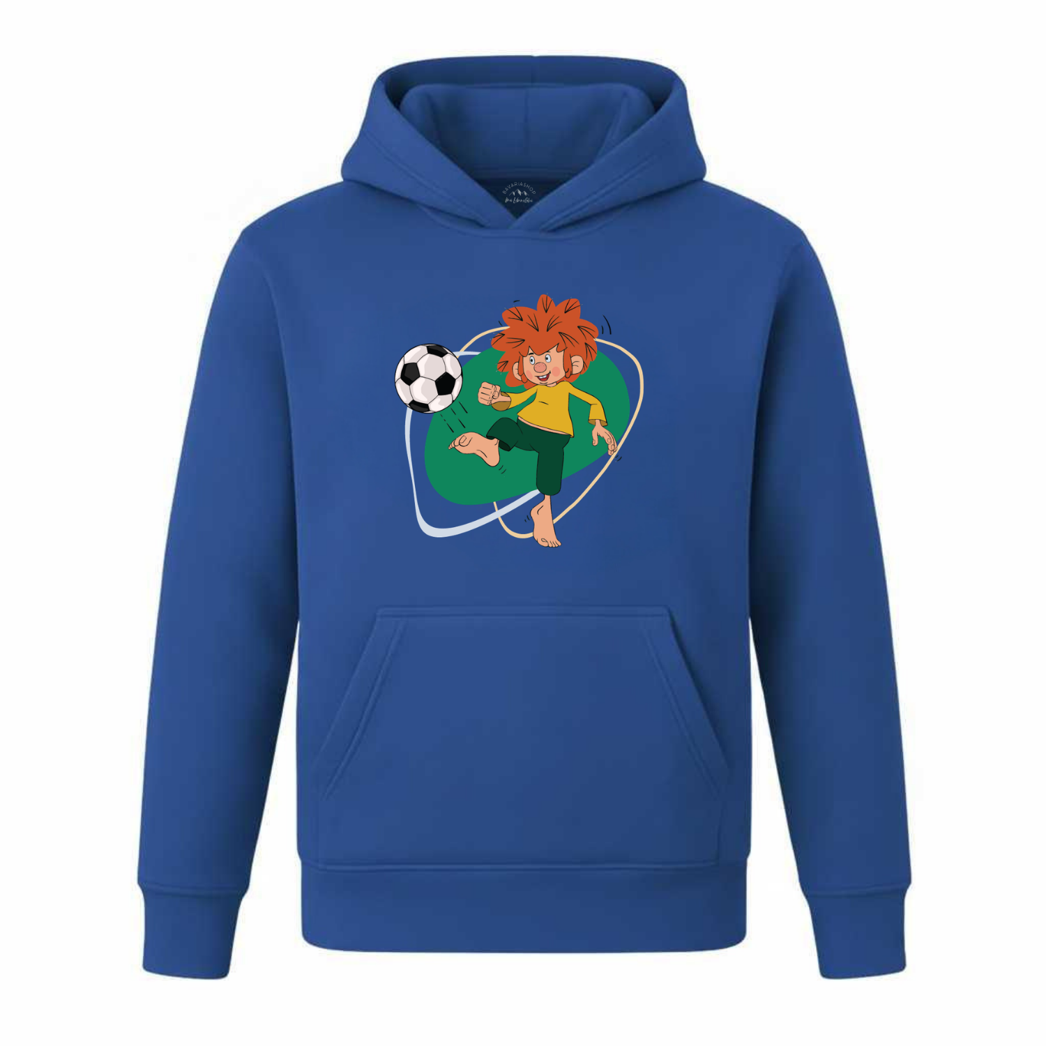 Blauer Kinder Hoodie mit Pumuckl Fußballmotiv, springend mit Ball auf der Brust.