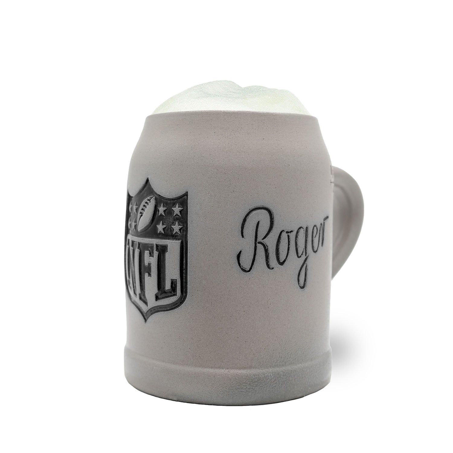Handgefertigter Bierkrug mit NFL Shield Logo, gravierbarer Zinndeckel, Steingut, 0,5 L, optional personalisierbar.