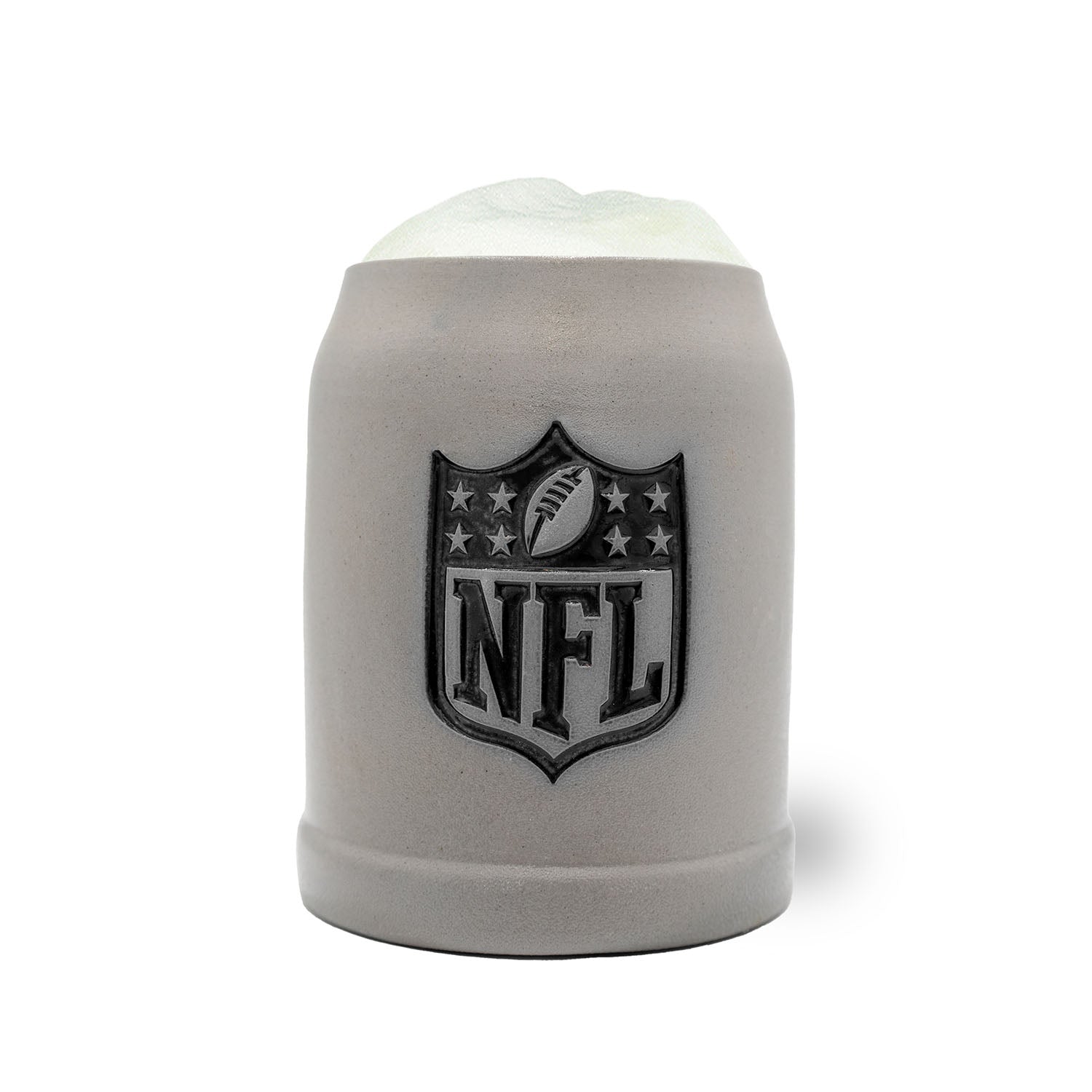 Halb Liter großer Steinkrug mit NFL Shield Logo auf der Vorderseite, zylindrische Form, optional personalisierbar.