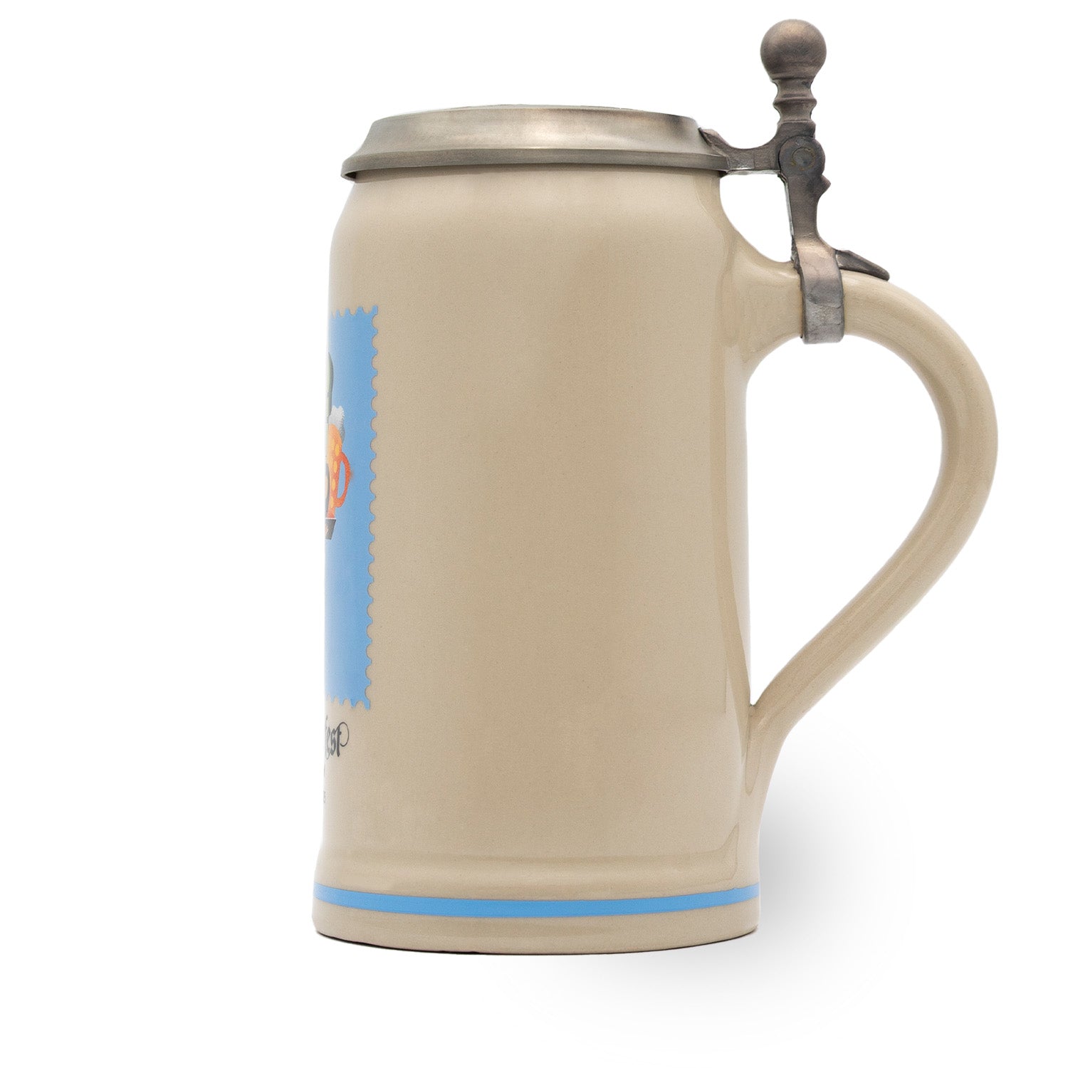 Seitenprofil rechts: handgezogener Henkel und Scharnier des Zinndeckels am offiziellen Oktoberfest-Jahreskrug 2025 (1-Liter).