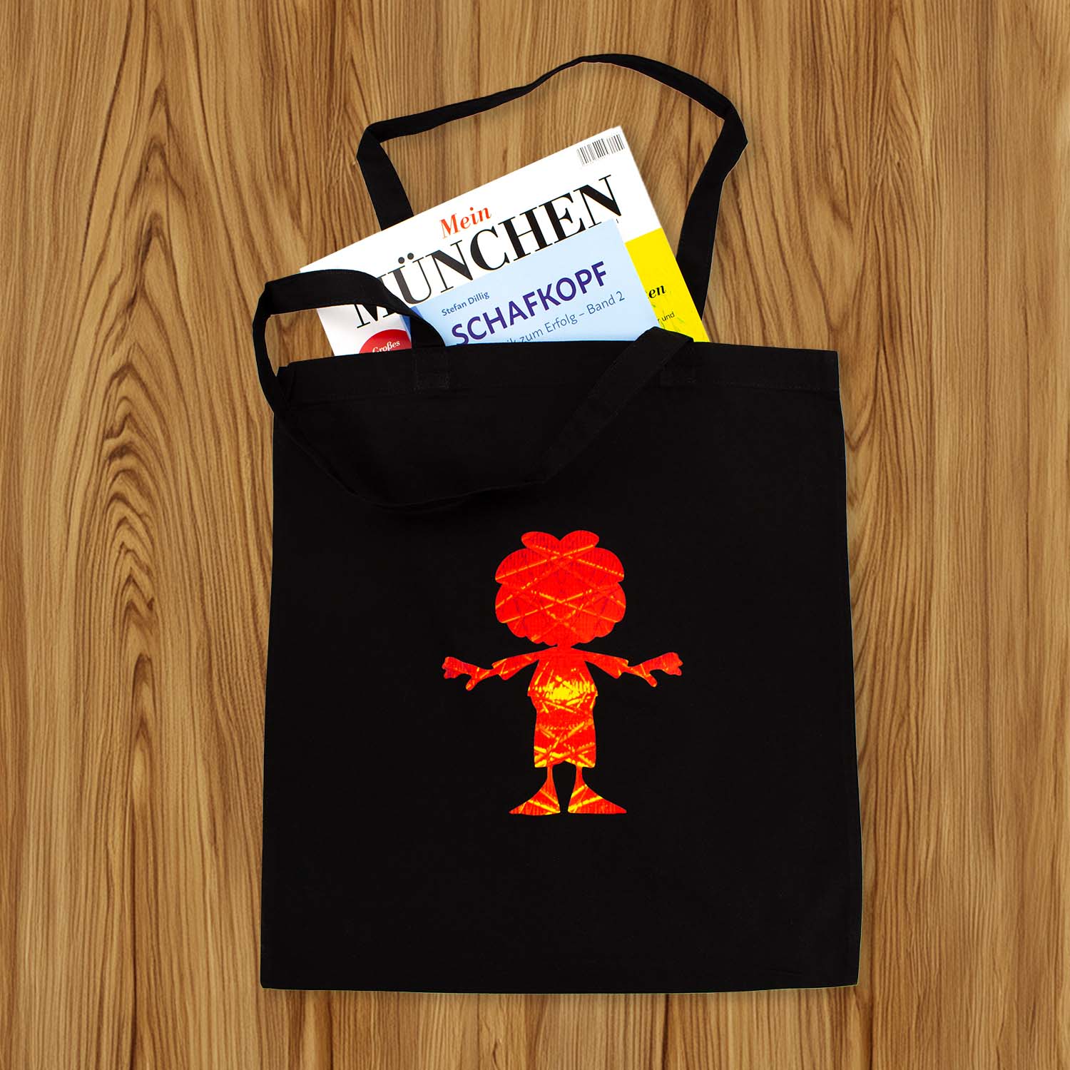 Baumwolltasche mit Pumuckl-Motiv in Ampel-Edition und 60 cm langen Henkeln, ca. 37,5 × 41,5 cm, 100 % Baumwolle.