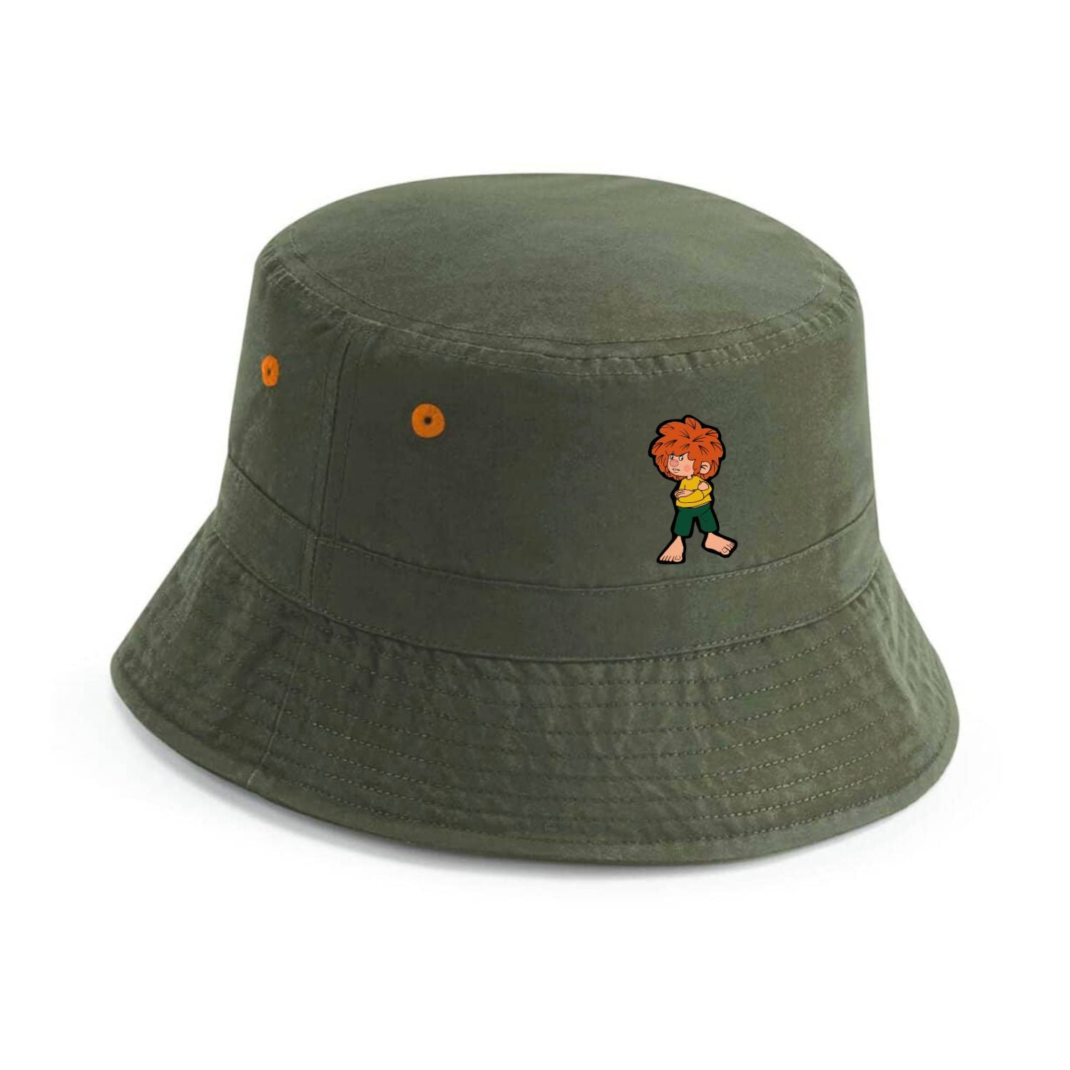 Olivegrüner Fischerhut aus recyceltem Polyester mit Pumuckl-Stick und orangefarbenen Belüftungsösen von vorne