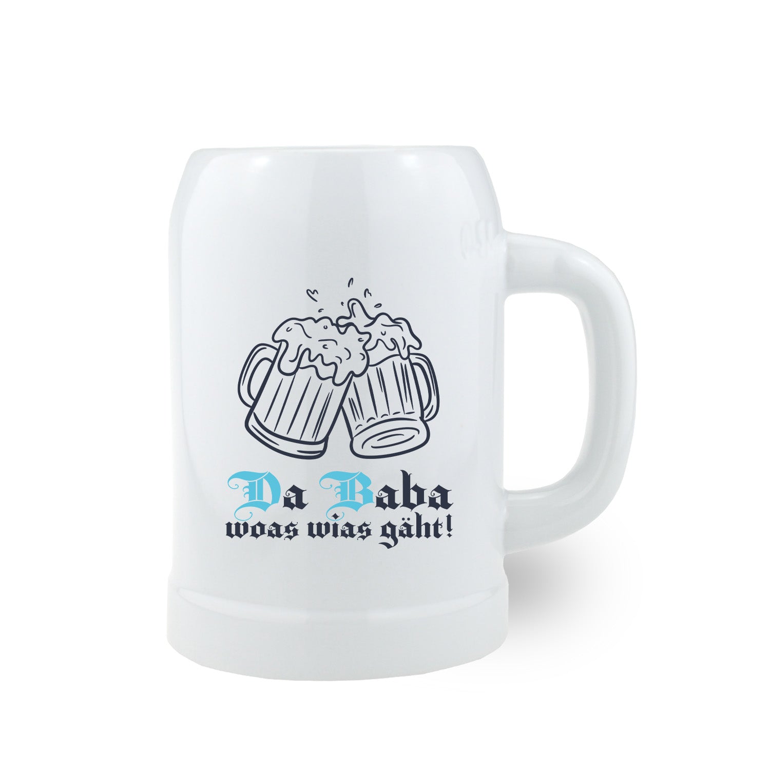 Weißer Bierkrug mit zwei anstoßenden Bierkrügen und bayerischem Spruch „Da Baba woas wias gäht!“, ein ideales Geschenk zum Vatertag für jeden Papa.