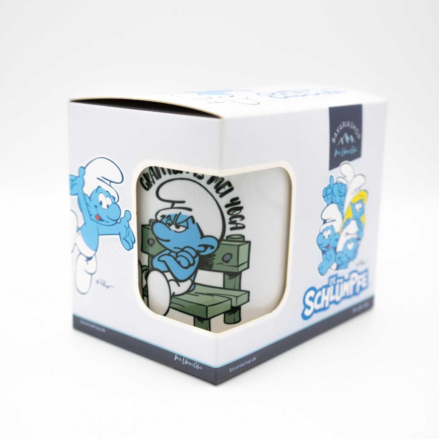Emaille-Tasse mit blauem Rand, Schlumpf-Motiv und Schriftzug „Grantln is mei Yoga“, Fassungsvermögen ca. 330 ml.