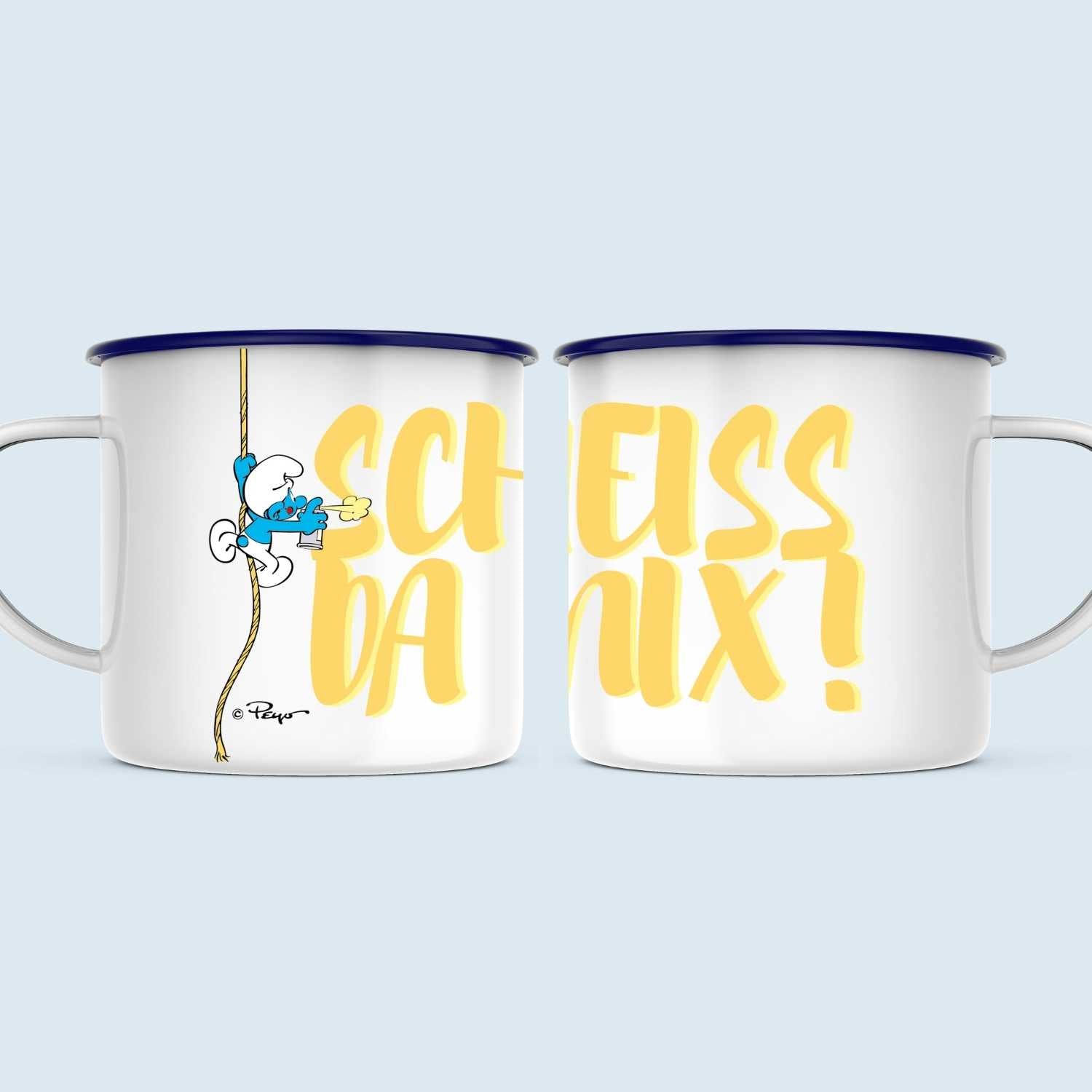 Weiße Emailletasse mit blauem Rand und Schlumpf-Motiv, Schriftzug „Scheiß da nix“, runde Form, ca. 330 ml.
