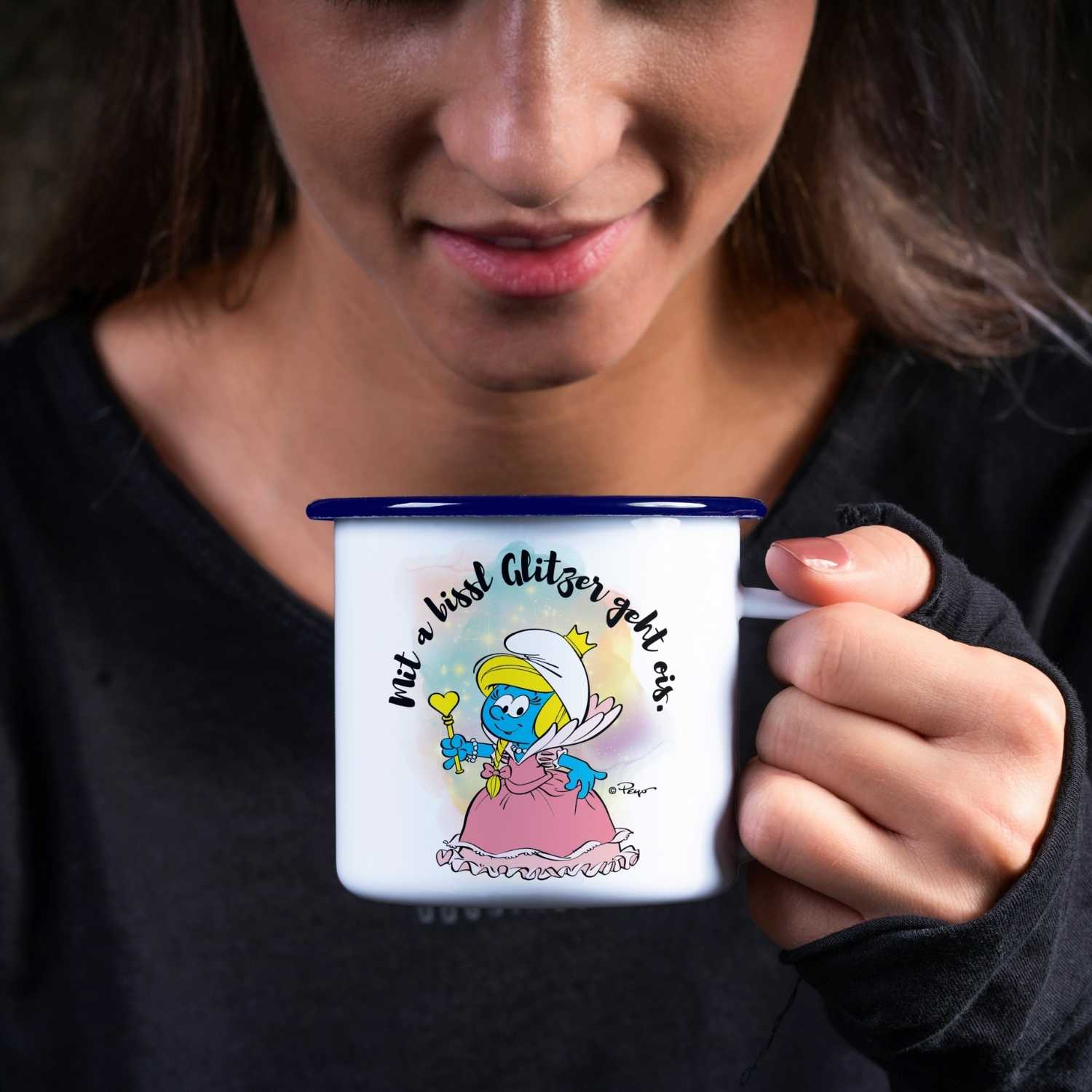 Emaille-Tasse mit Glitzermotiv, blauem Rand und Schlumpf-Illustration, offizielles Lizenzprodukt, ca. 330 ml.