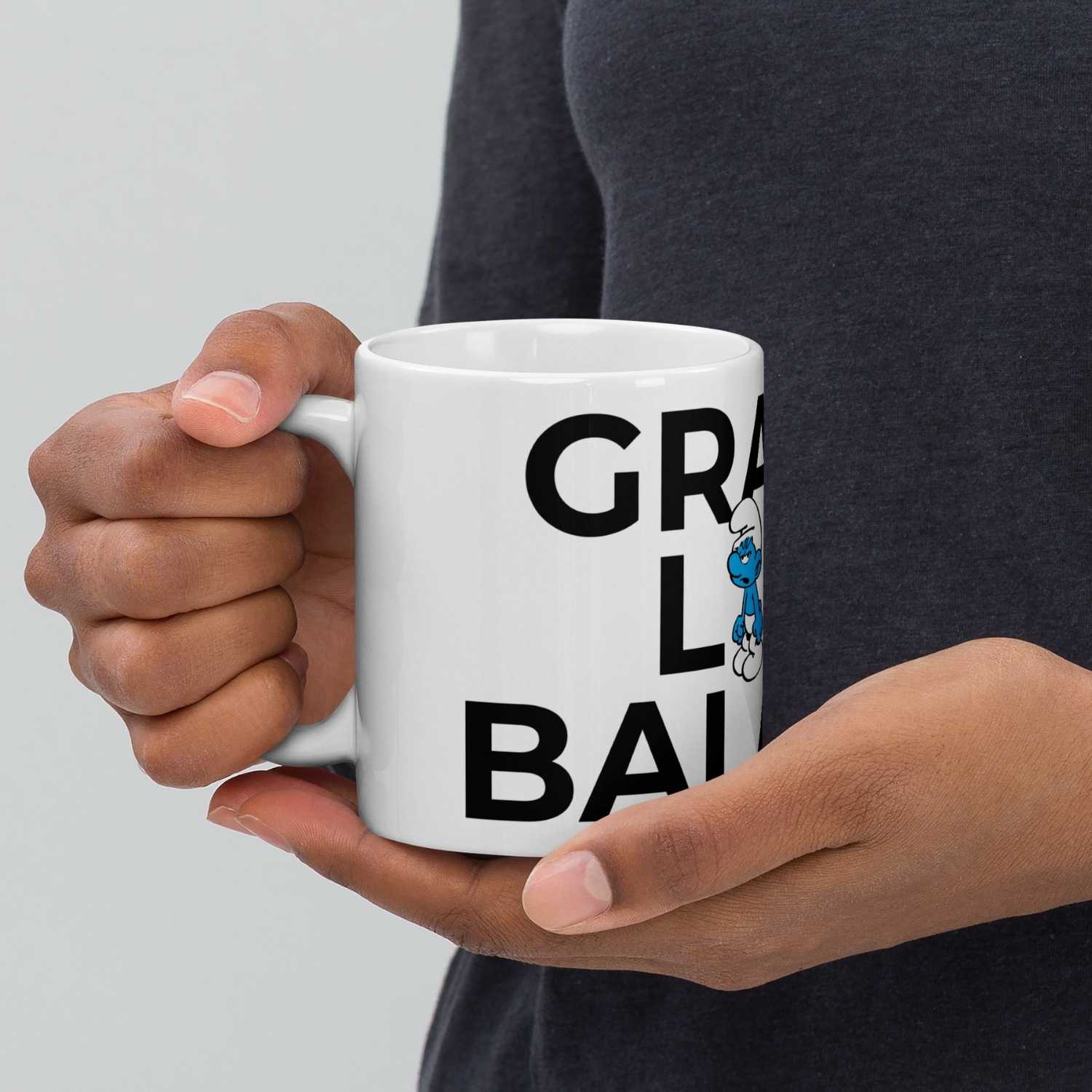 Porzellantasse mit "Grantl life balance"-Motiv und Schlumpf-Aufdruck, Henkel rechts, 330 ml Fassungsvermögen.