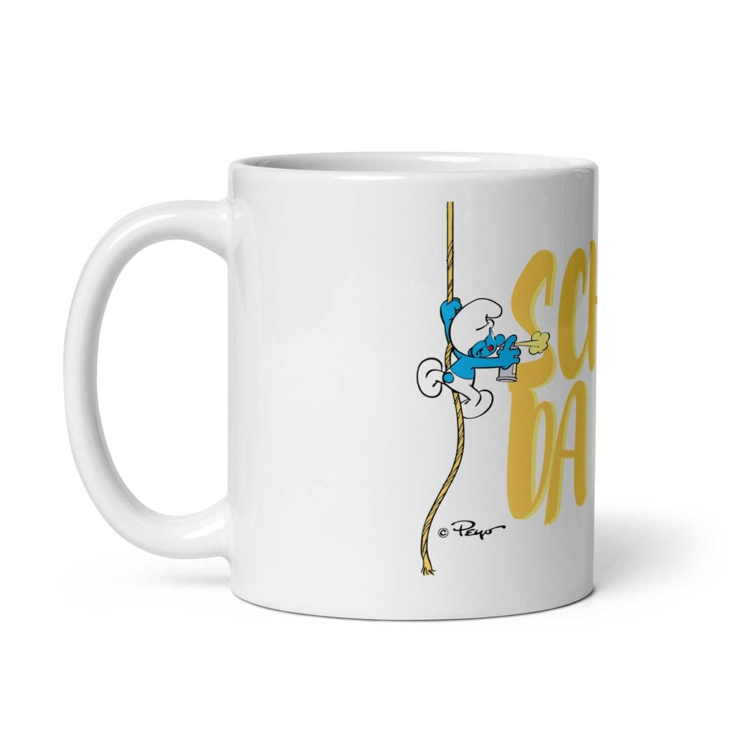Weiße Porzellan-Tasse mit farbigem Schlumpf-Motiv und dem Aufdruck „Scheiß da nix“, Füllmenge ca. 330 ml.