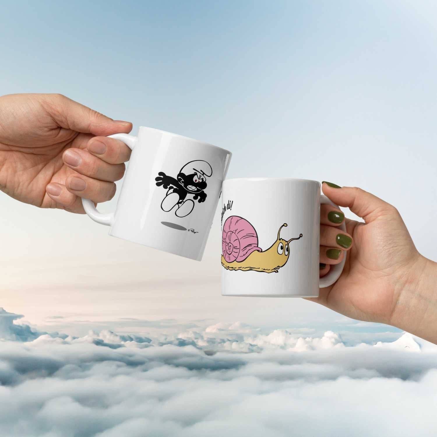 Tasse aus Porzellan mit farbigem Schlumpf-Motiv und Schriftzug „Schleich di“, Füllmenge ca. 330 ml.