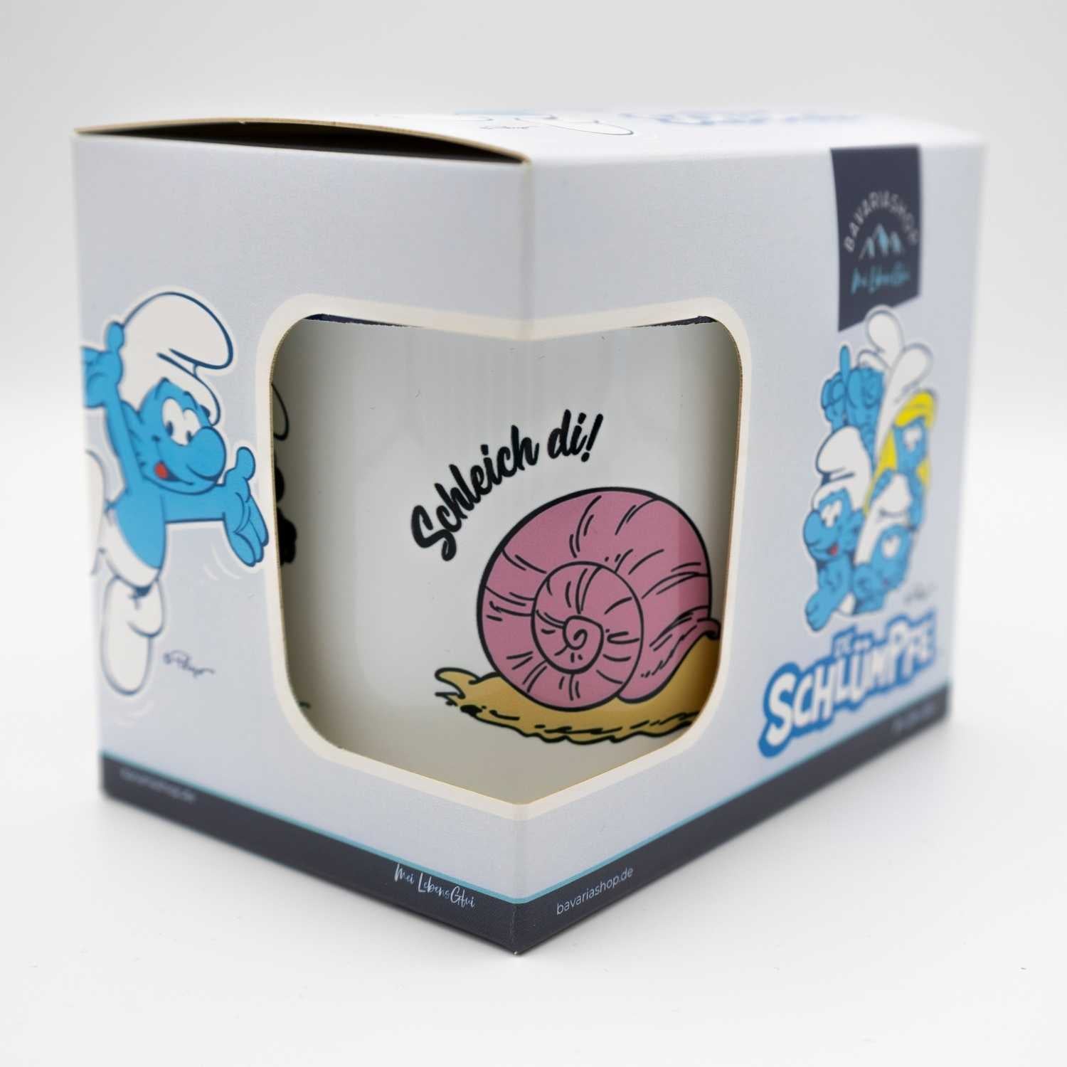 Weiße Porzellantasse mit buntem Schlumpf-Motiv und dem Schriftzug „Schleich di“ gegenüber dem Henkel, 330 ml.
