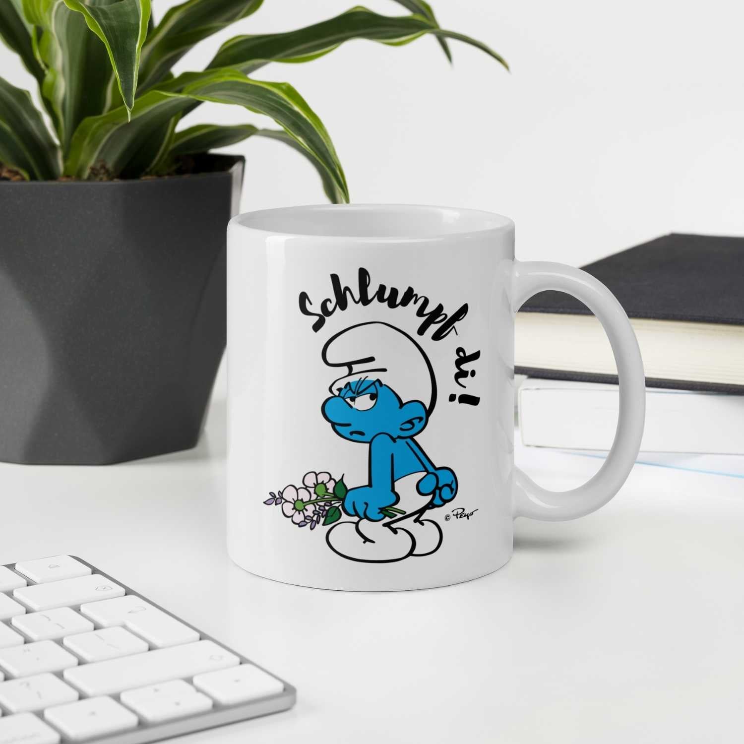 Weiße Porzellan-Tasse mit farbigem Schlümpfe-Motiv und dem Schriftzug „Schlumpf di!“, Füllmenge ca. 330 ml.