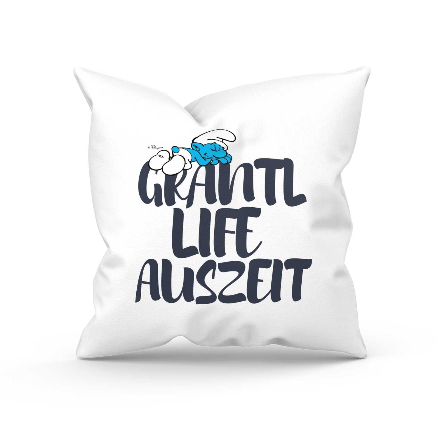 Quadratisches Dekokissen mit Schlumpf-Motiv und dem Aufdruck „Grantl Life Auszeit“, Oberfläche weich und glatt.