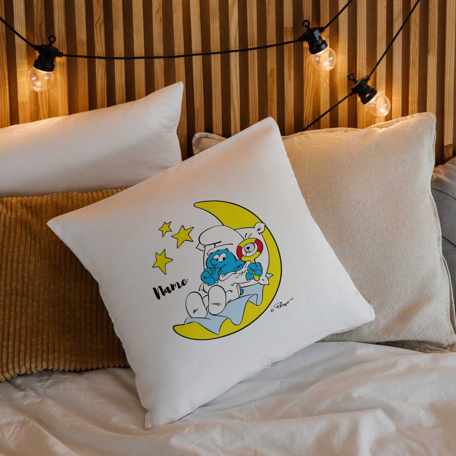 Quadratisches Kuschelkissen mit Schlumpf-Motiv und personalisiertem Namensdruck; weiche Stoffoberfläche, 40 x 40 cm.