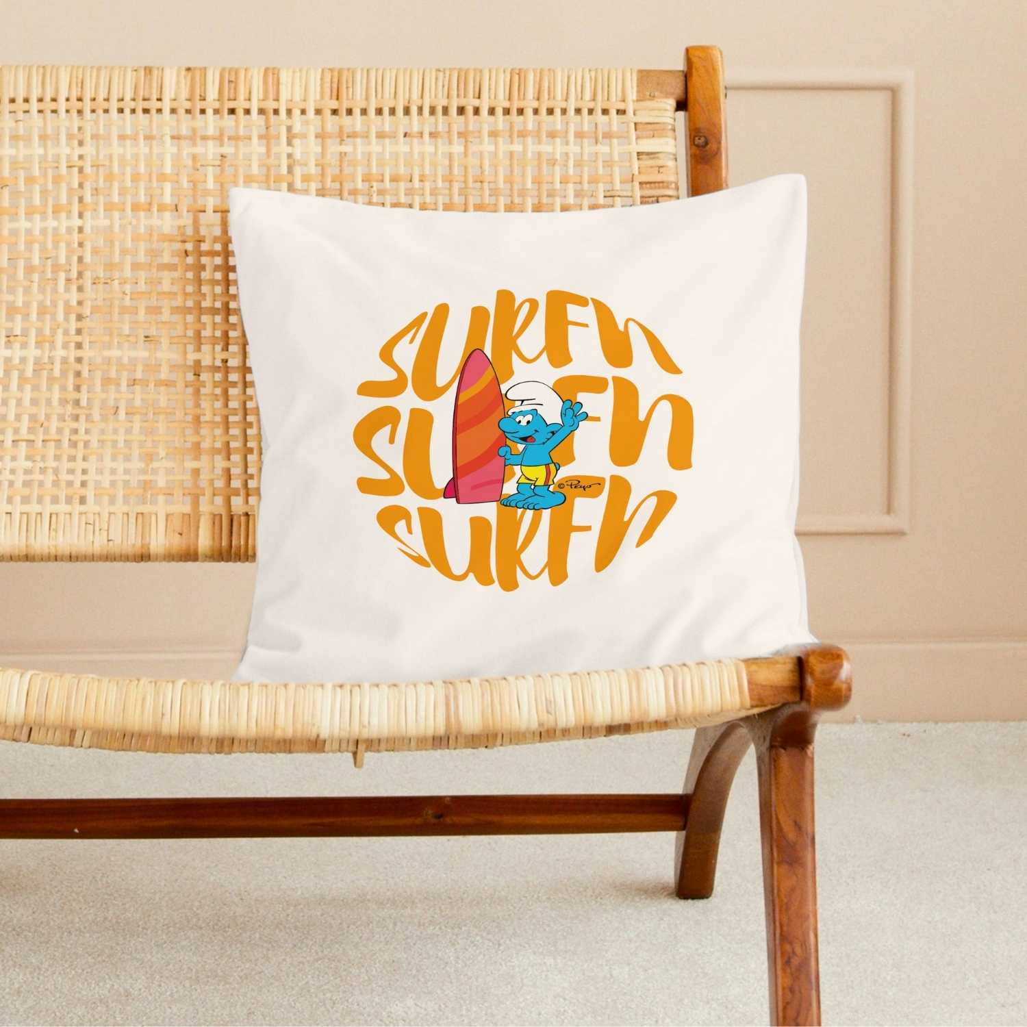 Quadratisches Kuschelkissen mit Schlumpf-Motiv und dem Schriftzug „Surfn“, weiche Oberfläche, 40 x 40 cm.